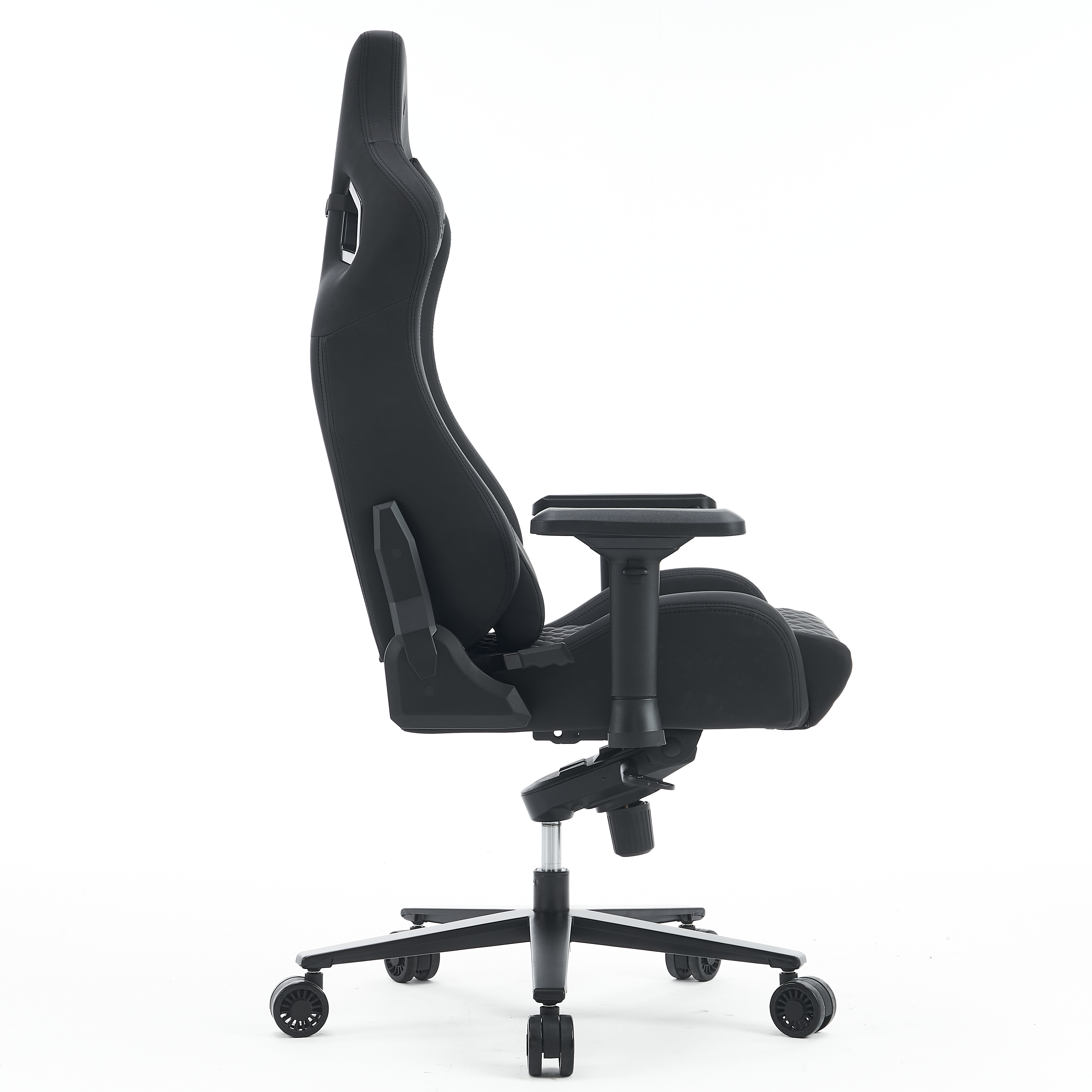 Chaise de jeu noire, vue latérale, sur fond blanc. Comprend un accoudoir réglable et un dossier haut.