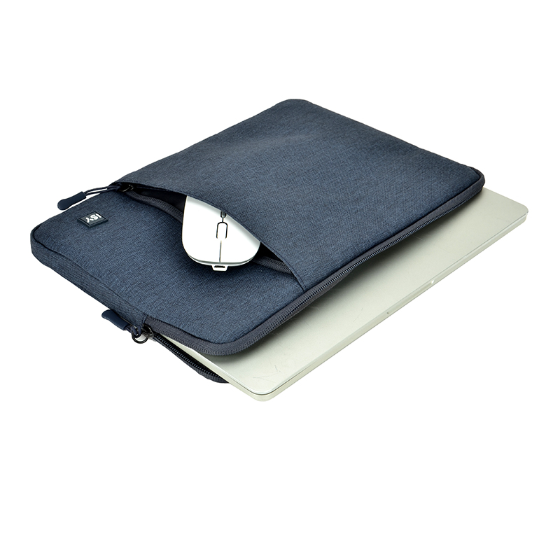 Un ordinateur portable est placé dans une housse d'ordinateur portable bleue avec une souris blanche.