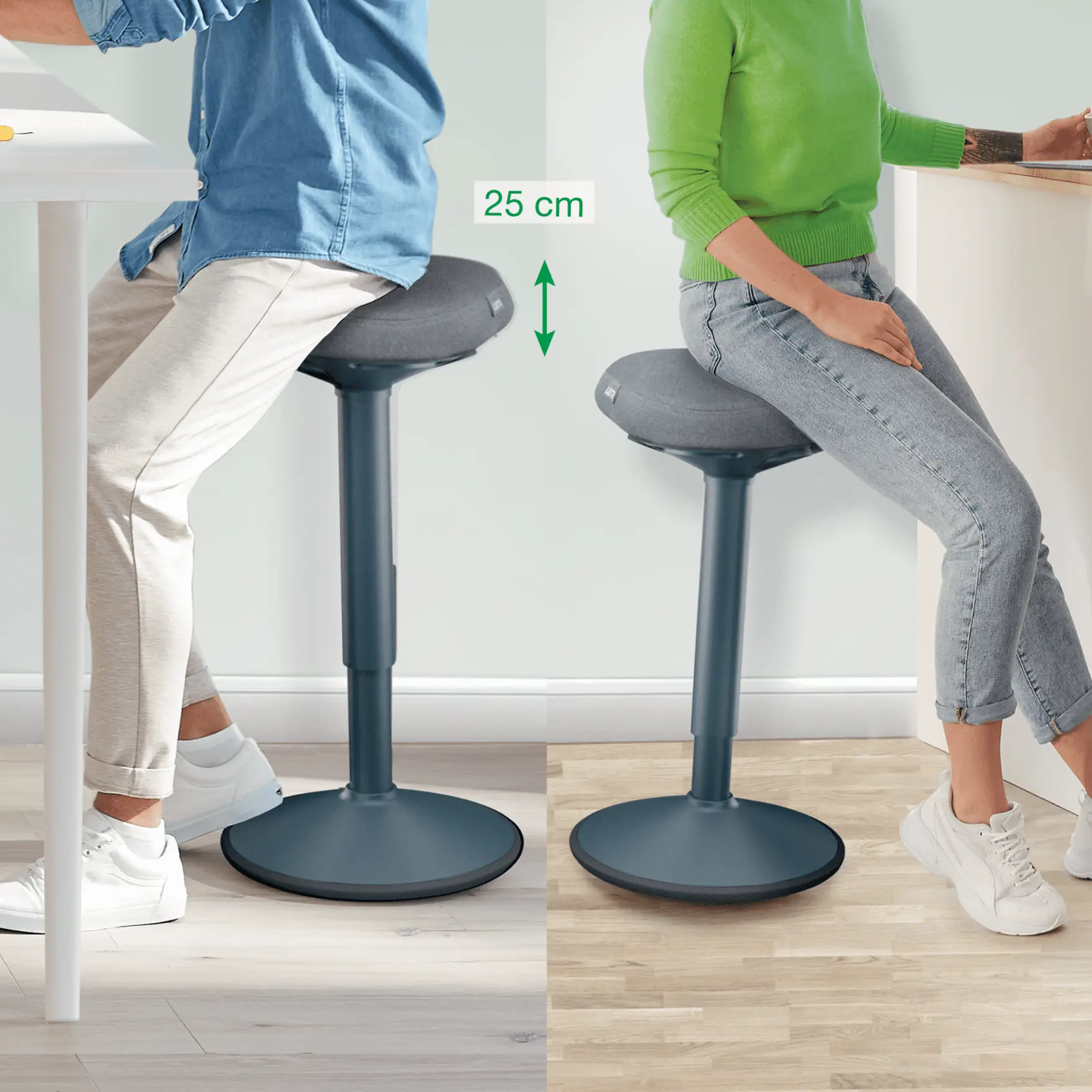 Két ember állítható székeken ül, 25 cm-es magasságkülönbséget mutatva.