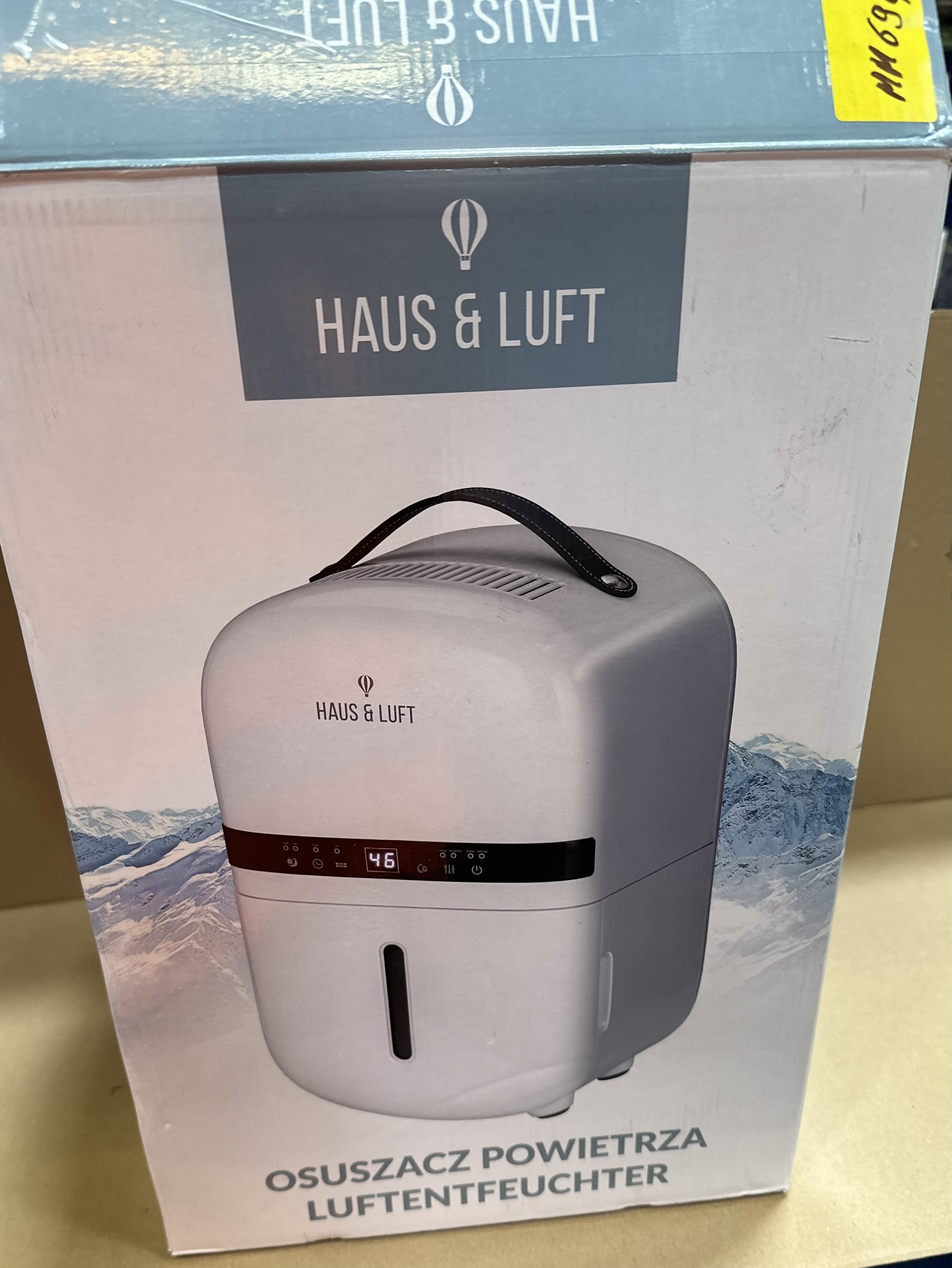 Biało-szary osuszacz powietrza w pudełku, z uchwytem i cyfrowym wyświetlaczem.