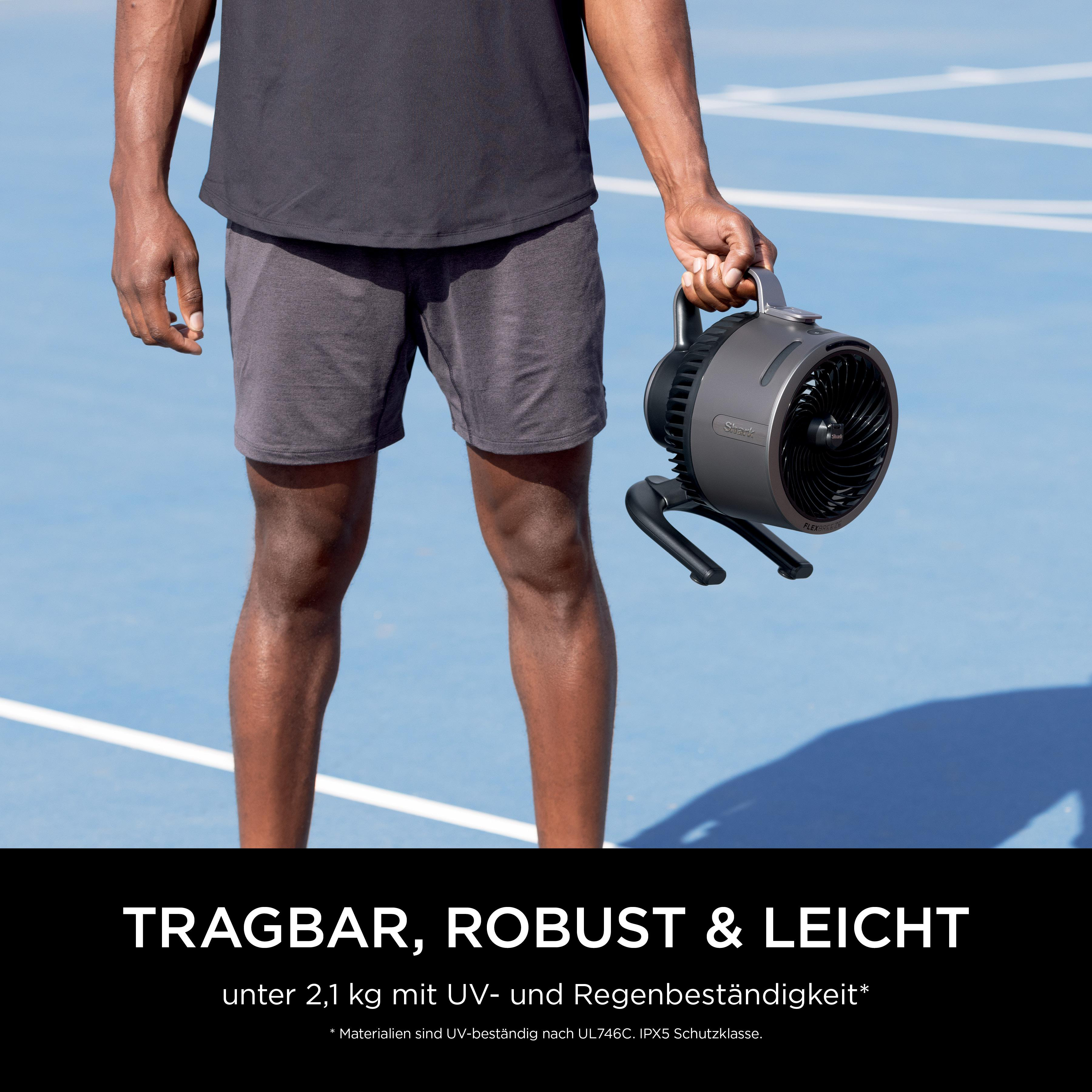 Mann hält einen schwarzen Ventilator draußen. Text: Tragbar, robust & leicht, unter 2,1 kg mit UV- und Regenbeständigkeit*.