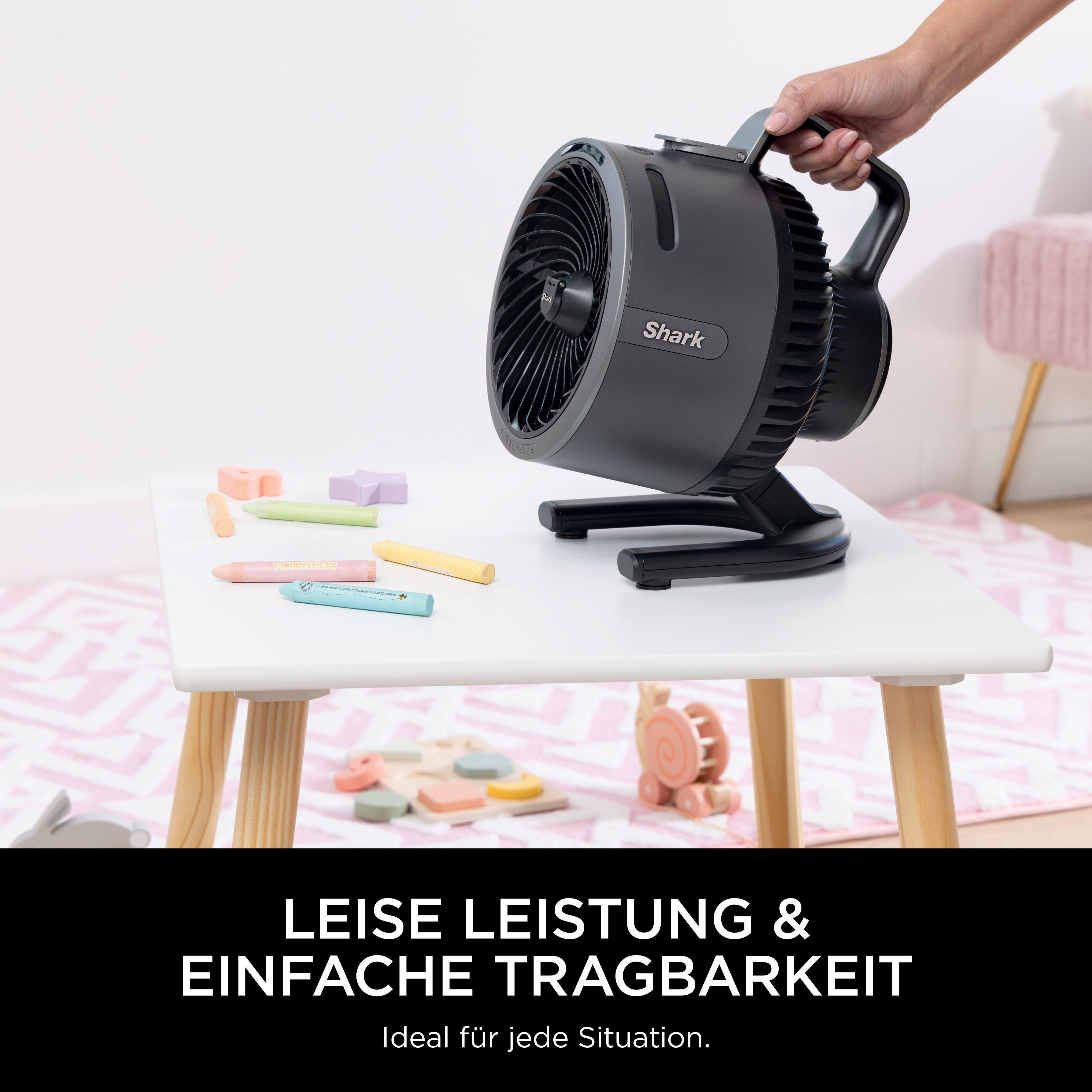 Ventilator auf weißem Tisch mit Buntstiften, Spielzeug. Text: Leise Leistung & einfache Tragbarkeit, ideal für jede Situation.