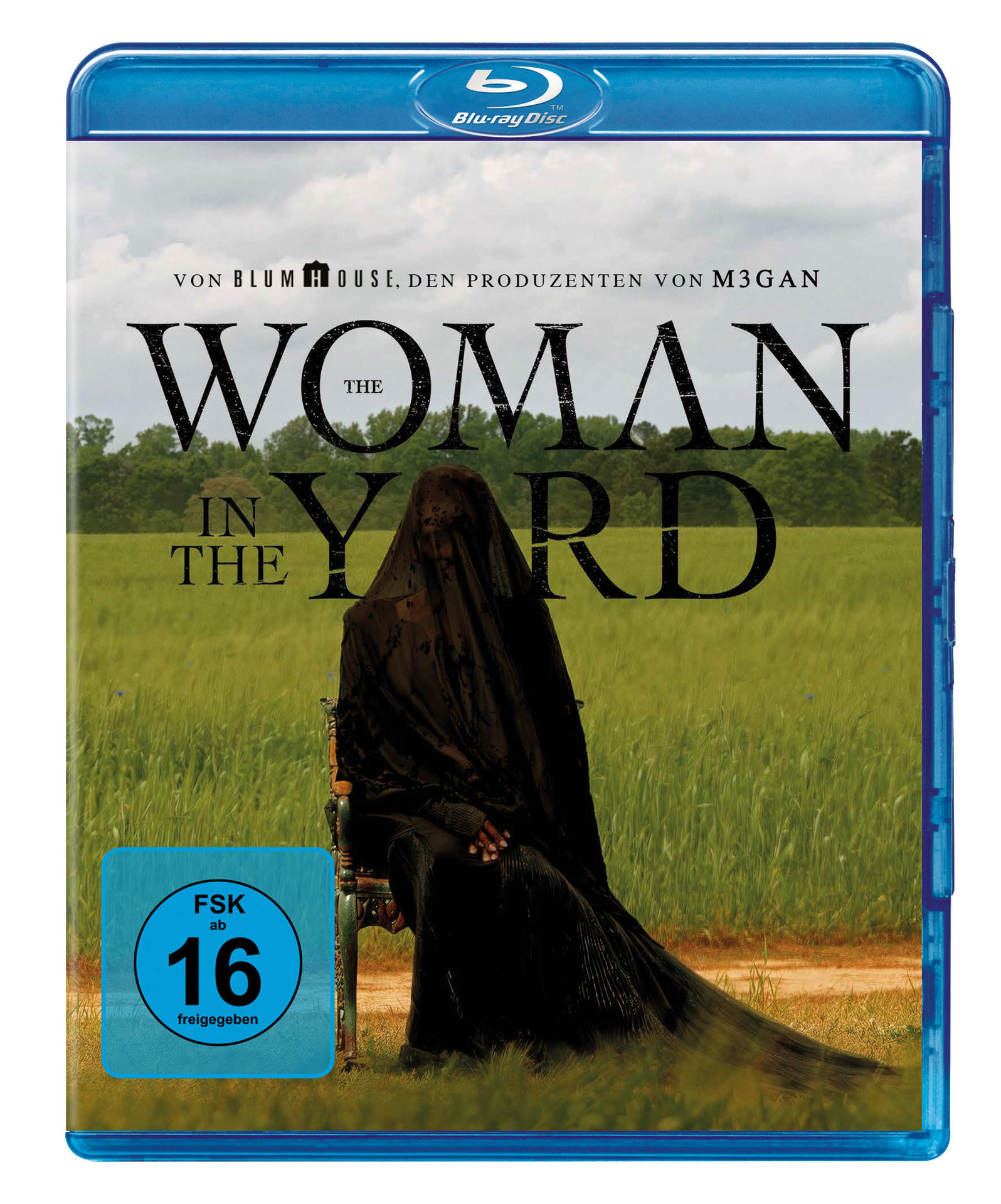 Blu-ray-Cover: Eine Frau in schwarzem Schleier sitzt auf einem Feld. Titel: The Woman in the Yard.