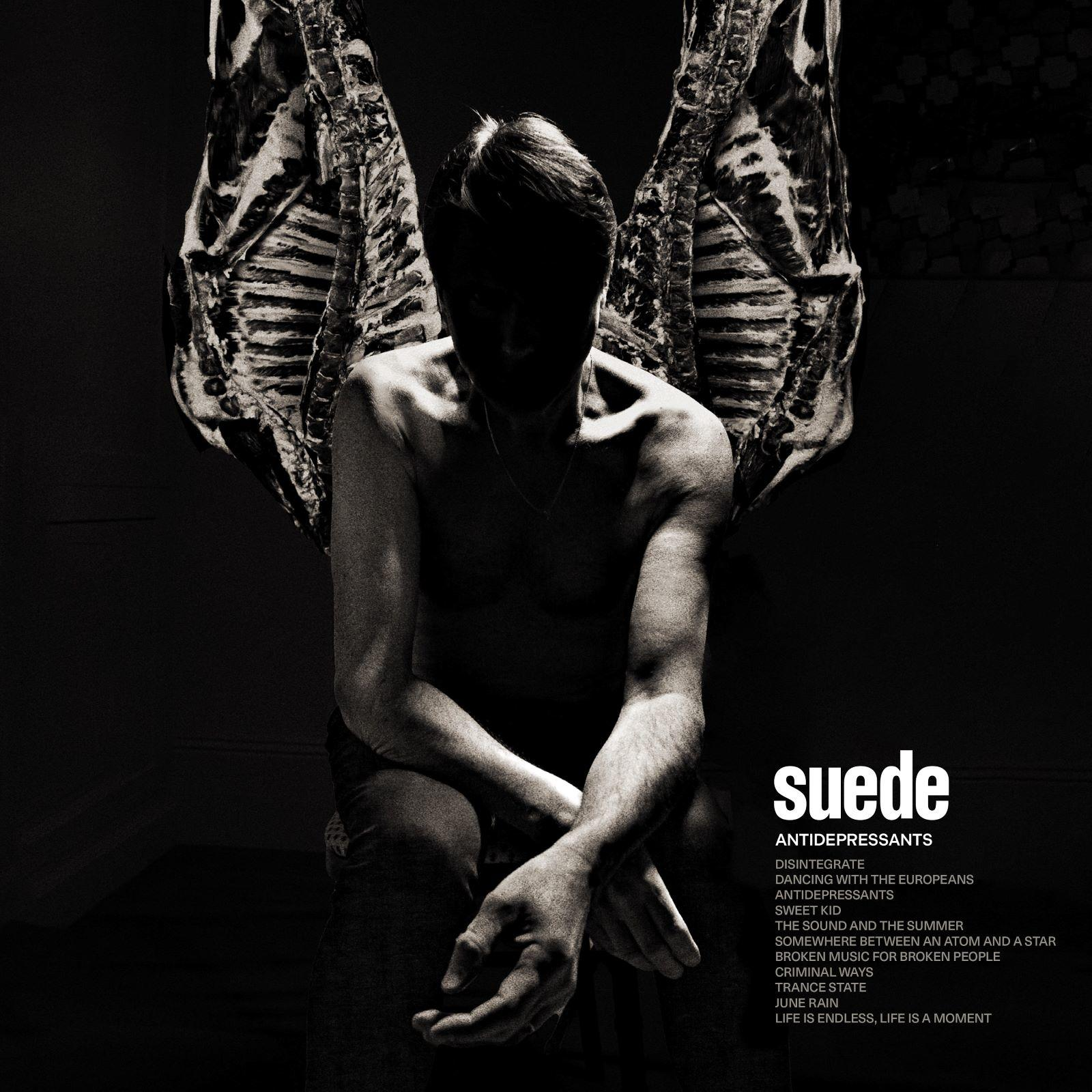 Man met ribbenkastvleugels, zittend, albumhoes van Suede. Bevat songtitels.