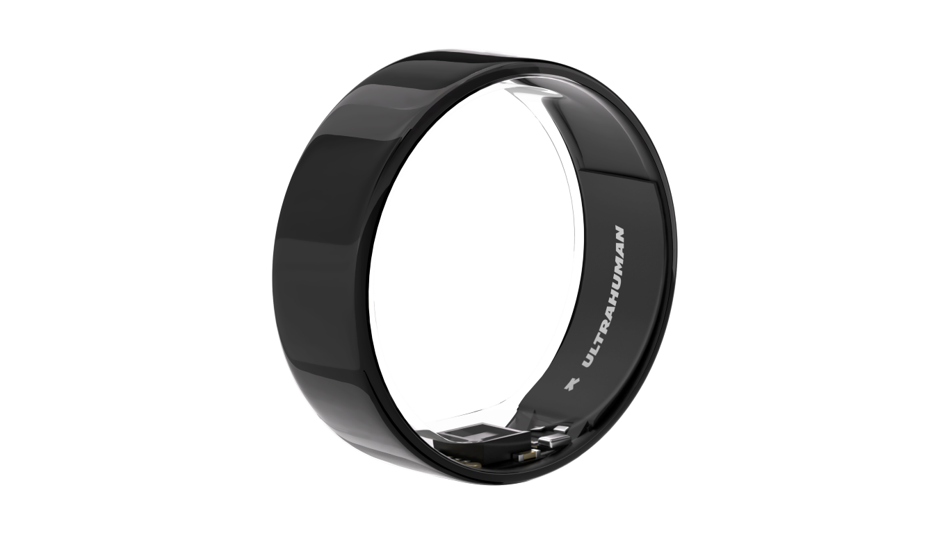 Czarny inteligentny pierścień z tekstem 'ULTRAHUMAN' na czarnym tle, widok z boku.