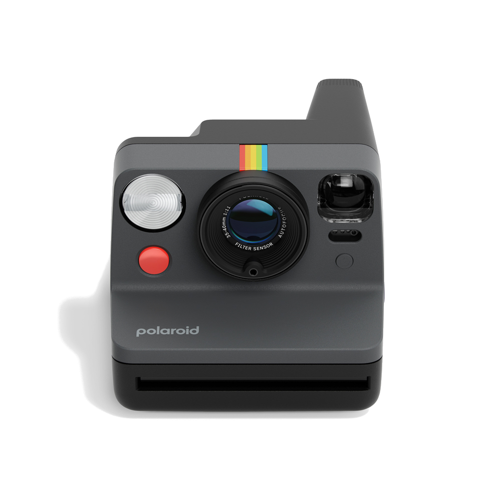 Gökkuşağı şeritli gri ve siyah bir Polaroid kamera.