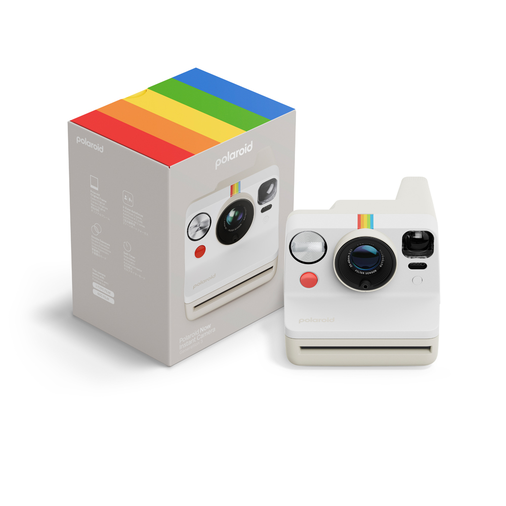 Gökkuşağı şeritli beyaz bir Polaroid kamera ve kutu. Kameranın kırmızı bir düğmesi ve merceği var.