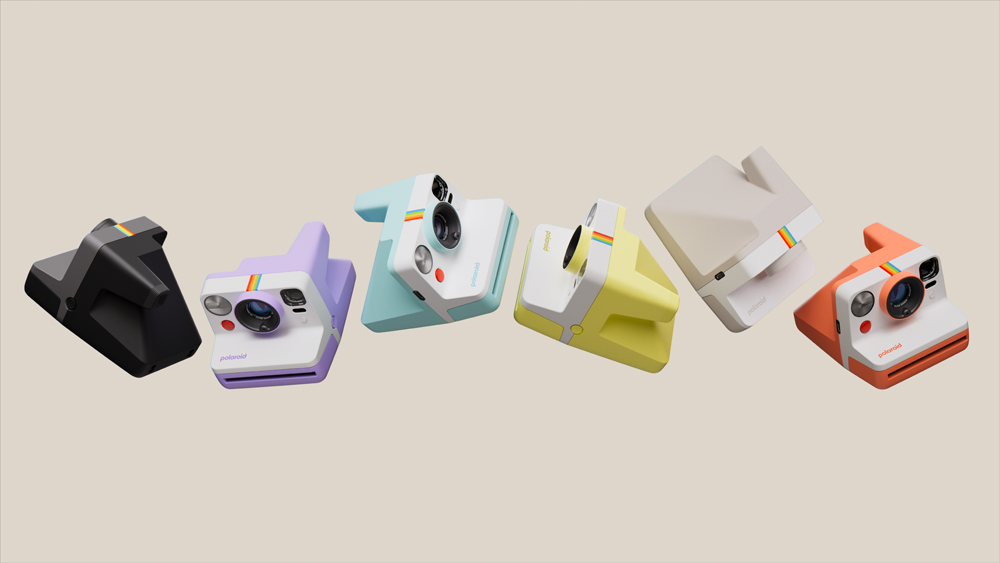 Siyah, mor, açık mavi, sarı, krem ve turuncu olmak üzere farklı renklerde altı Polaroid kamera.