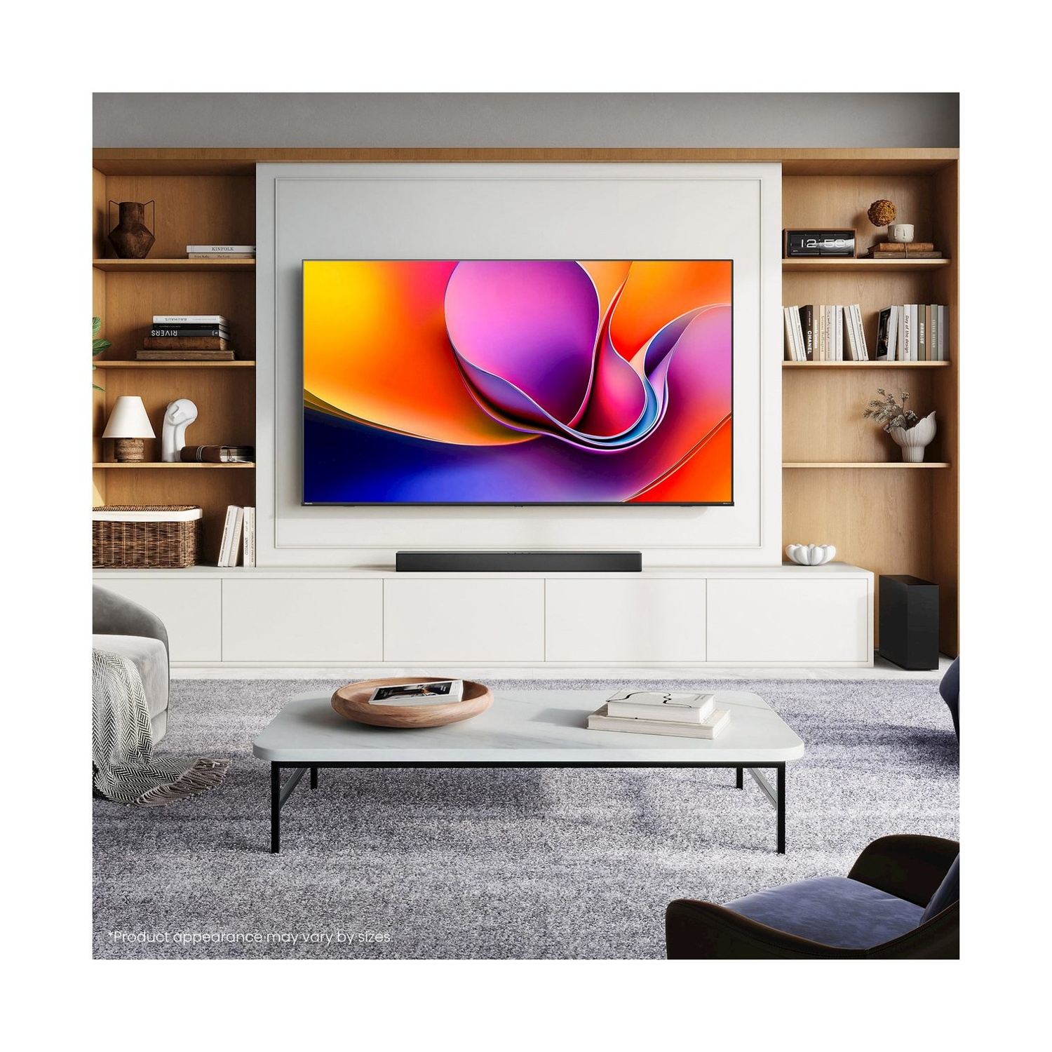 Soggiorno con TV su un mobile bianco, una soundbar, un tavolino e un tappeto grigio.