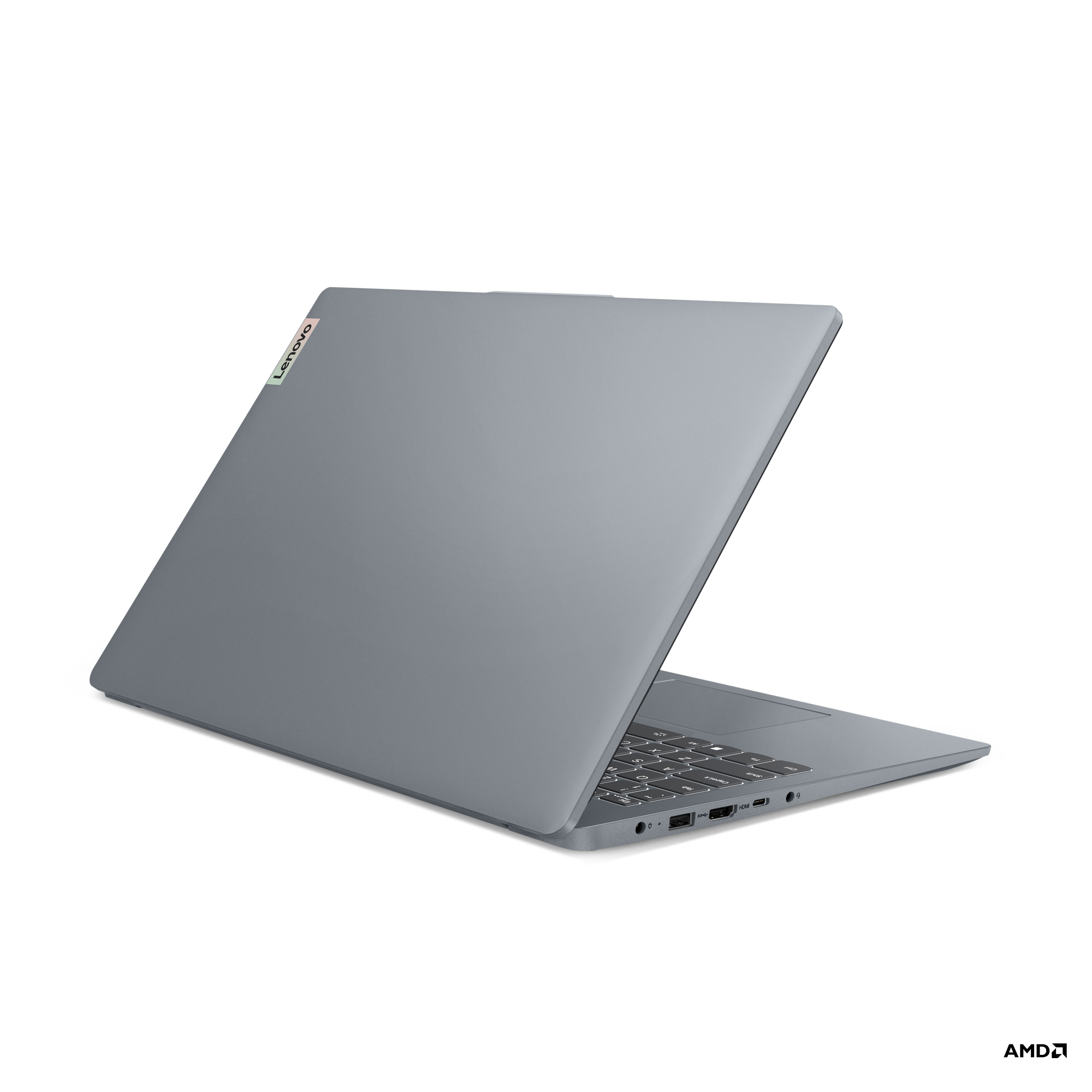Beyaz bir yüzeyde hafifçe açık bir Lenovo dizüstü bilgisayar.