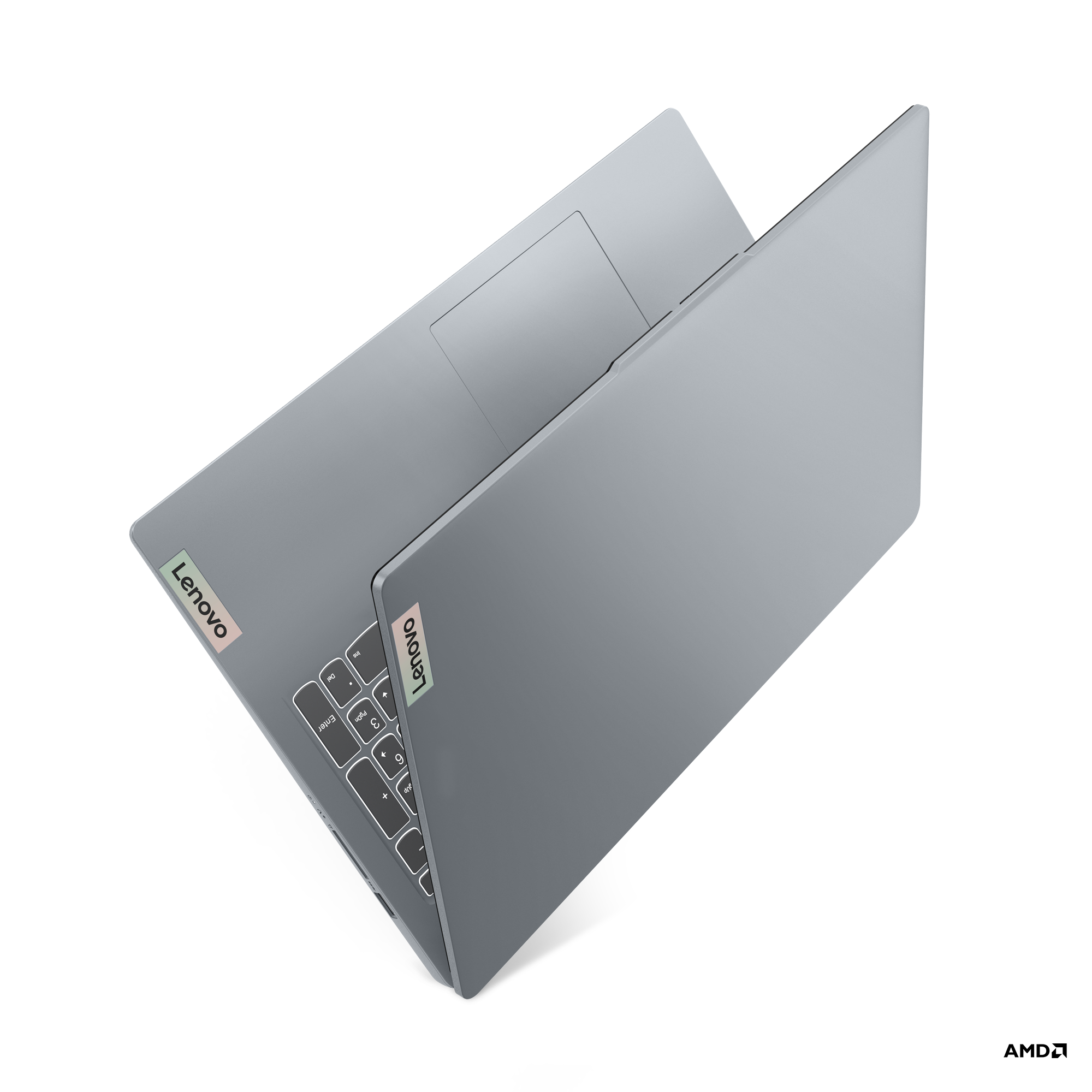 Lenovo logosu olan gri dizüstü bilgisayar, siyah bir arka plan üzerinde açık.