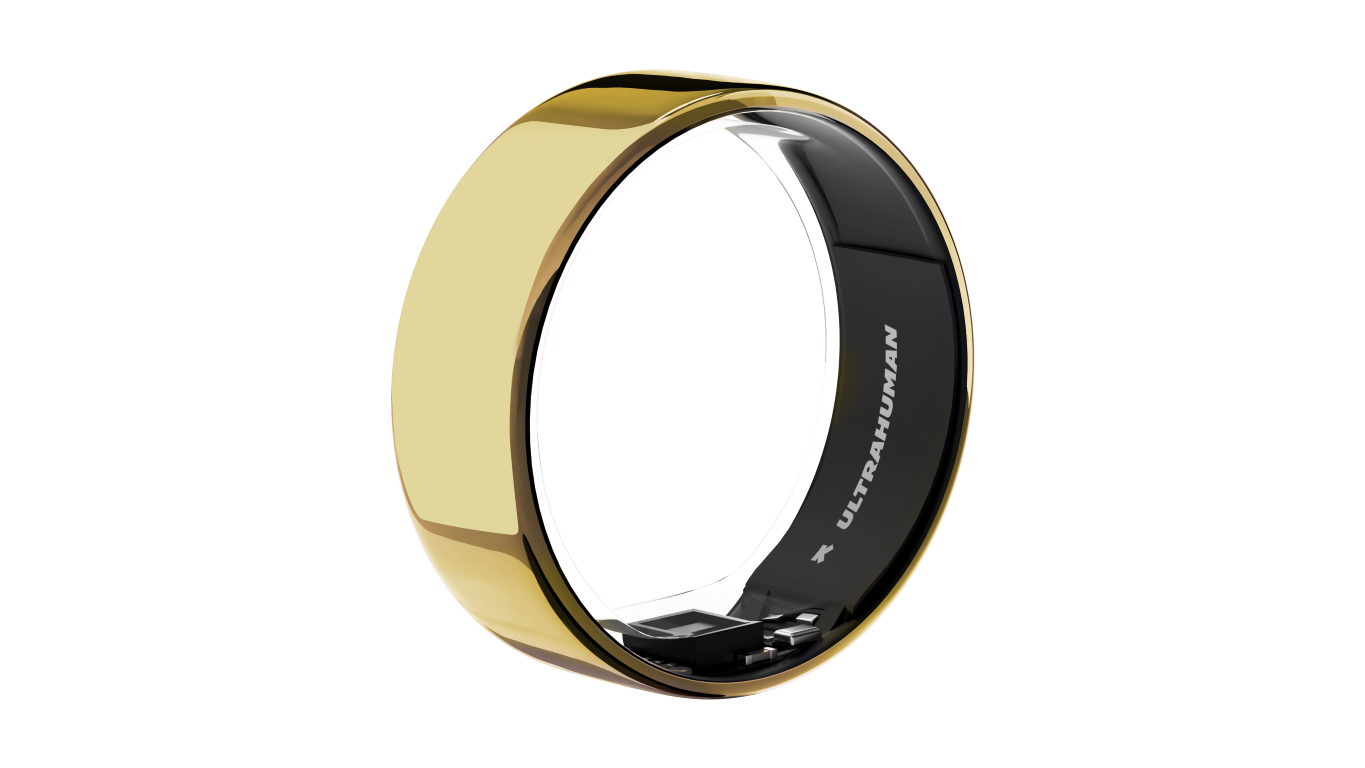 Złoty smart ring z czarnym wnętrzem i marką. Czarne tło.