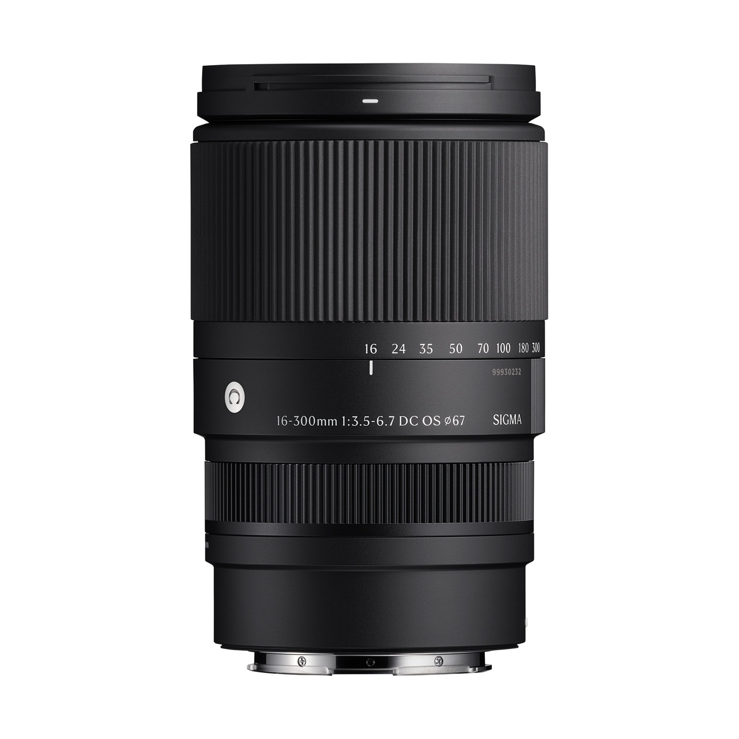 Obiettivo fotografico nero con testo e numeri bianchi su sfondo bianco.