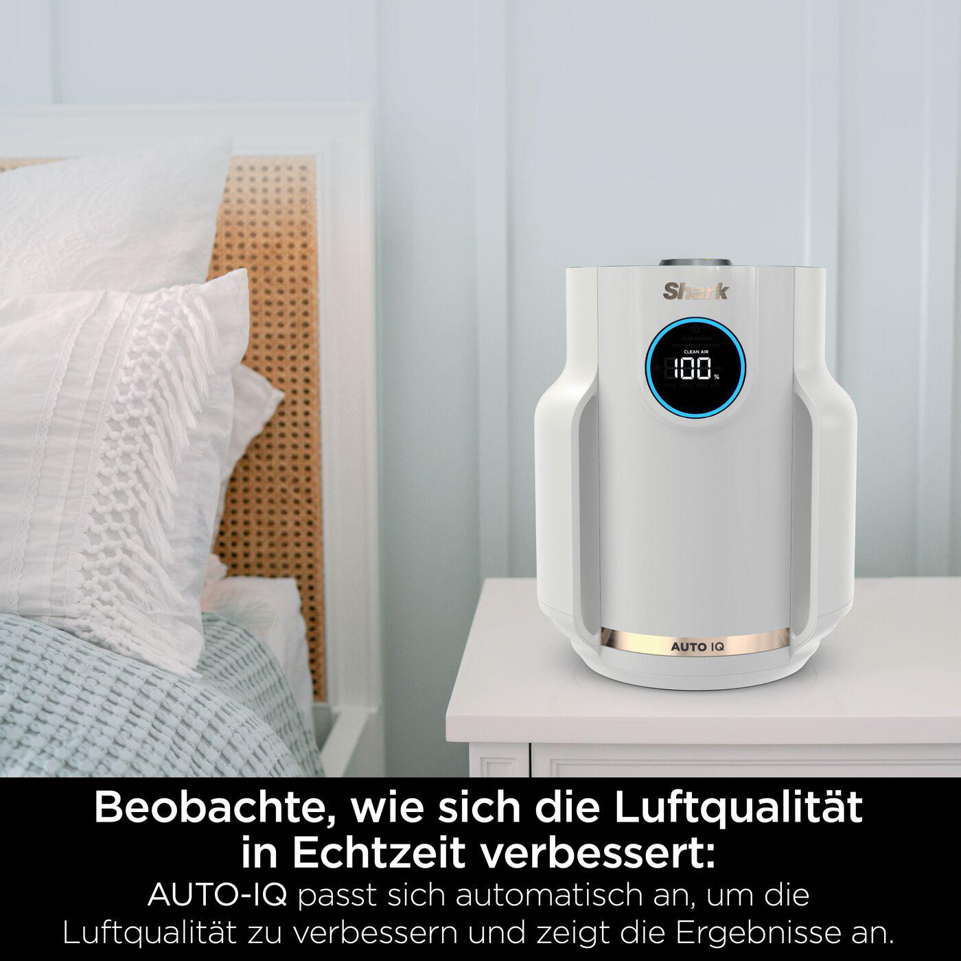 Luftreiniger auf dem Nachttisch. Saubere Luftanzeige, 100%. Schlafzimmer, weiße Wand. Verbessert die Luftqualität.