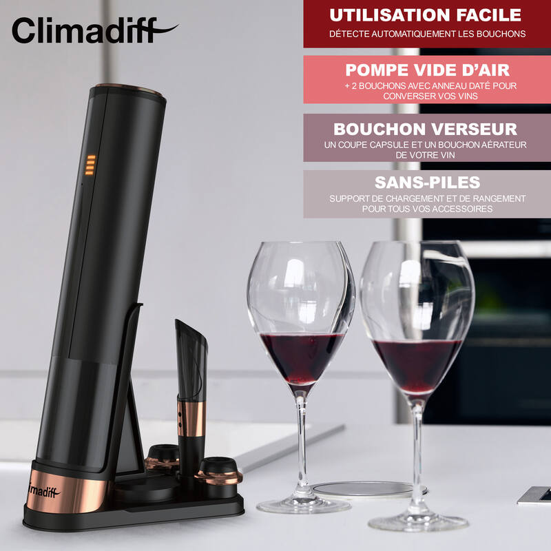 Schwarzer und goldener Weinöffner mit zwei Weingläsern mit Rotwein auf weißem Hintergrund.