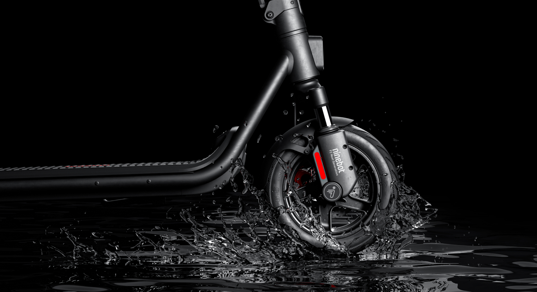 Ruota dello scooter in spruzzo d'acqua. Scooter nero su sfondo nero con spruzzo d'acqua.