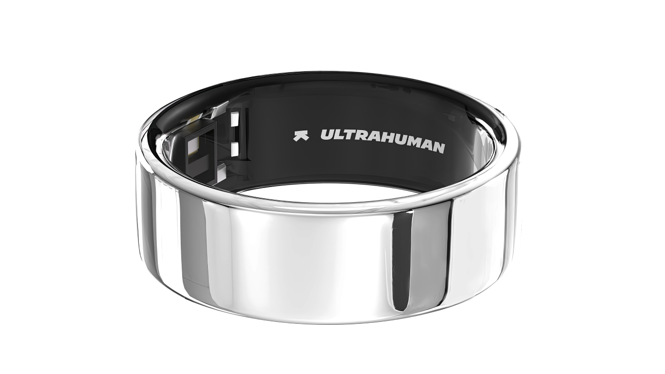 Srebrny smart ring z czarnym wnętrzem, pokazujący logo 'ULTRAHUMAN'. Czarne tło.