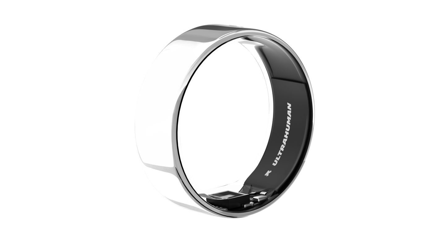 Srebrny smart ring z czarnym wnętrzem i logo 'ULTRAHUMAN'. Czarne tło.