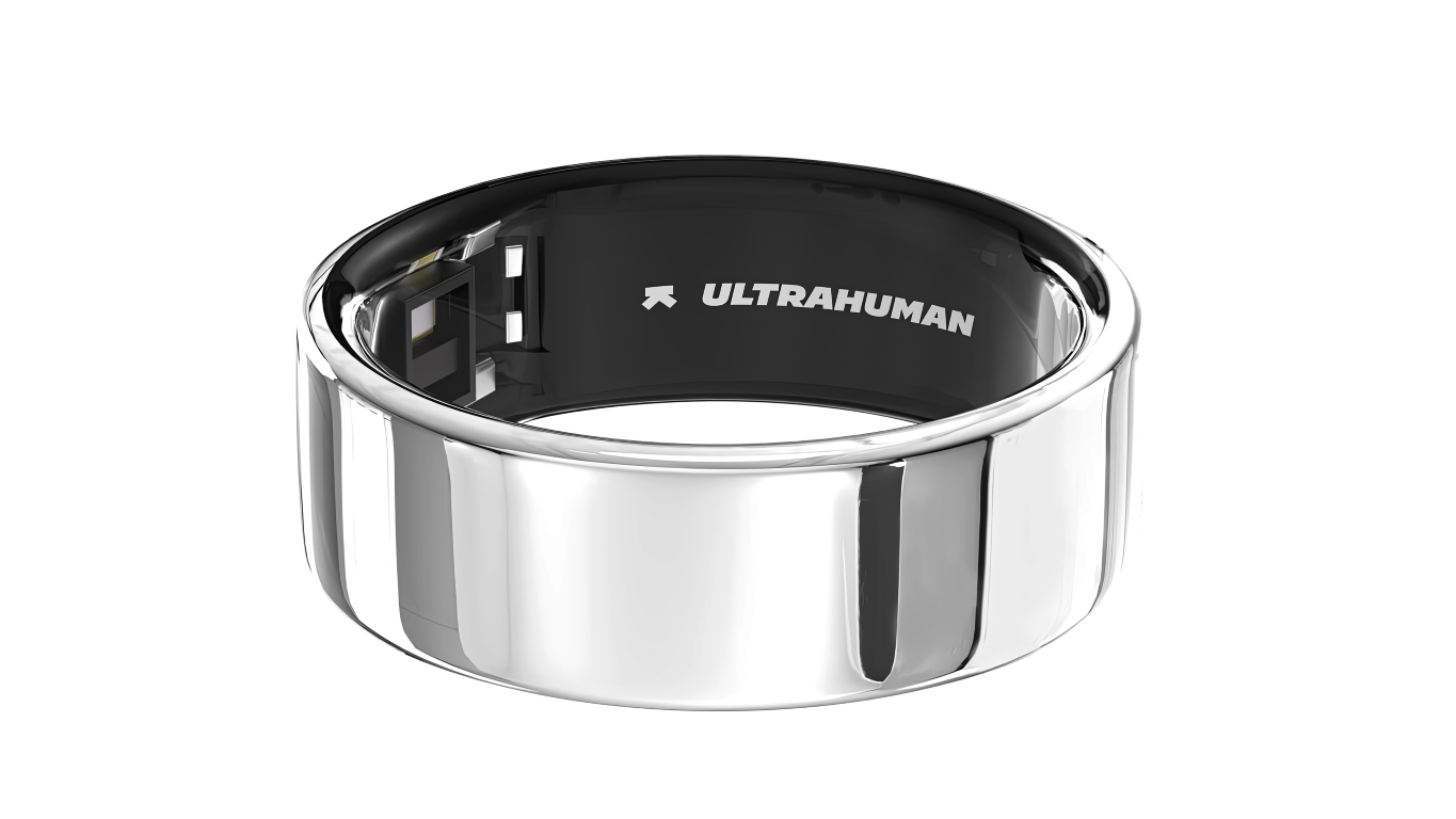 Srebrny smart ring z czarnym wnętrzem, pokazujący logo 'ULTRAHUMAN'. Czarne tło.