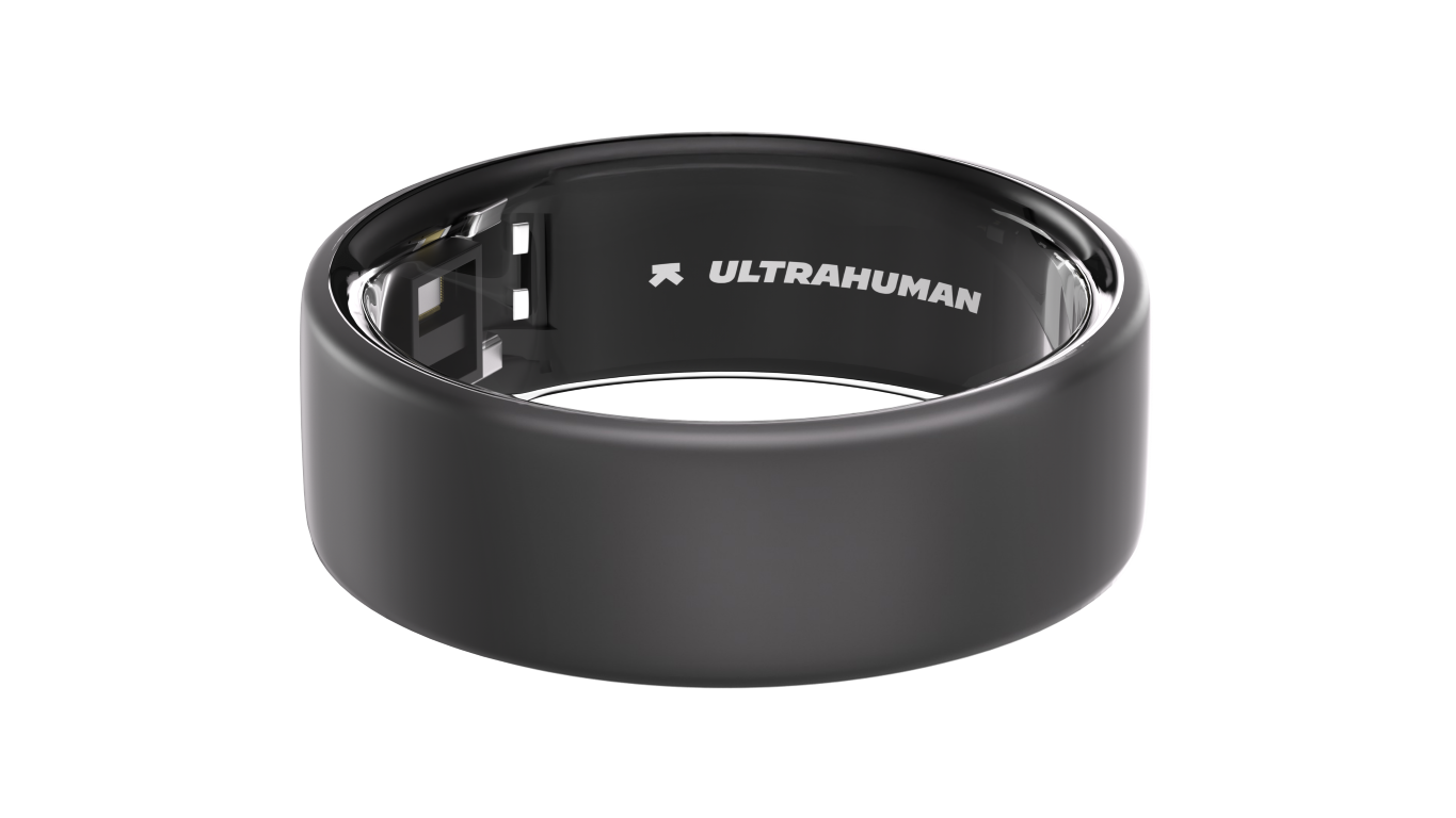 Czarny smart ring z nazwą marki na czarnym tle.