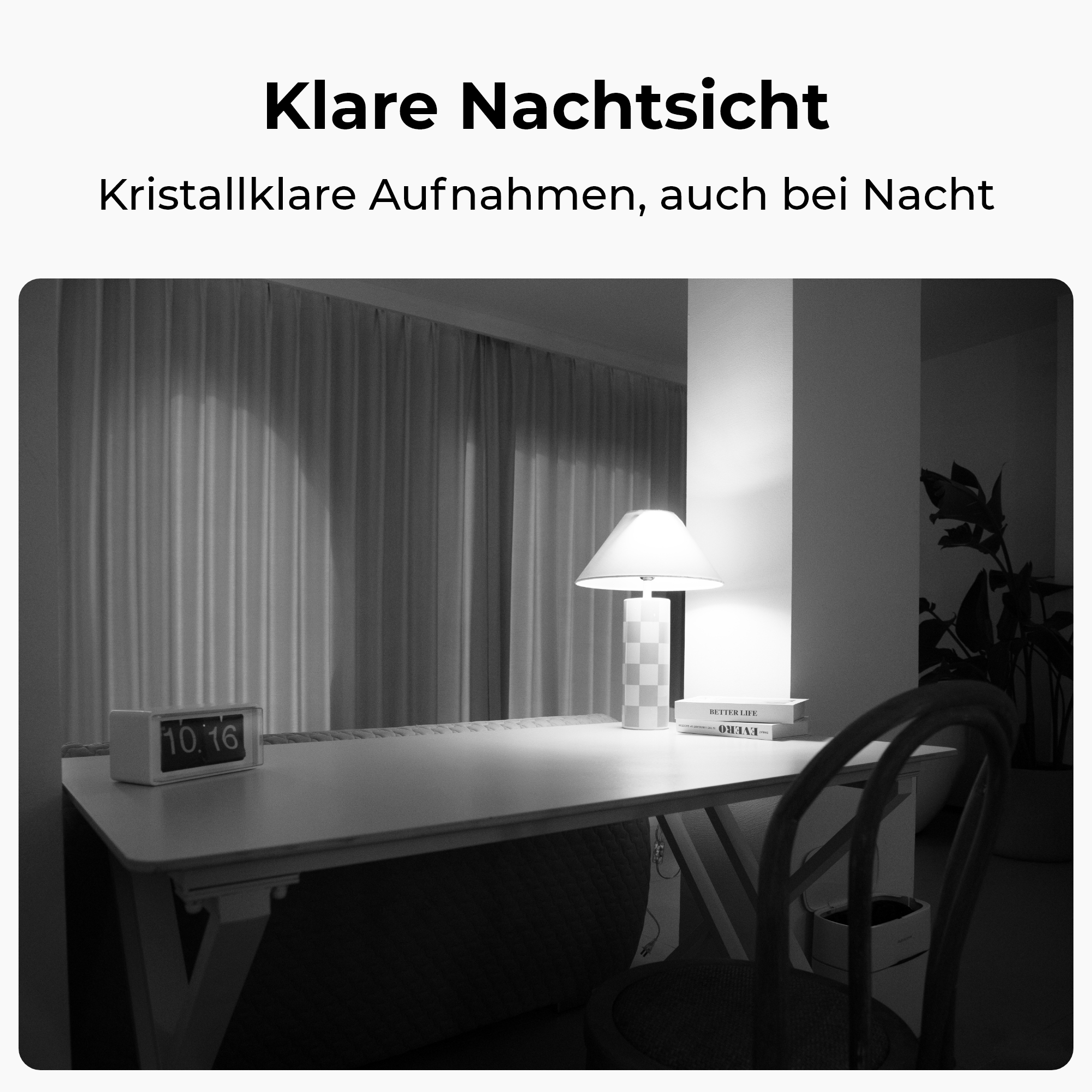 Ein Schwarz-Weiß-Bild eines Schreibtisches mit Lampe und Uhr.