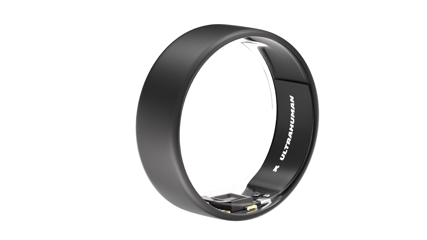 Czarny inteligentny pierścień z napisem 'ULTRAHUMAN'. Czarne tło. Pierścień ma elegancki design.