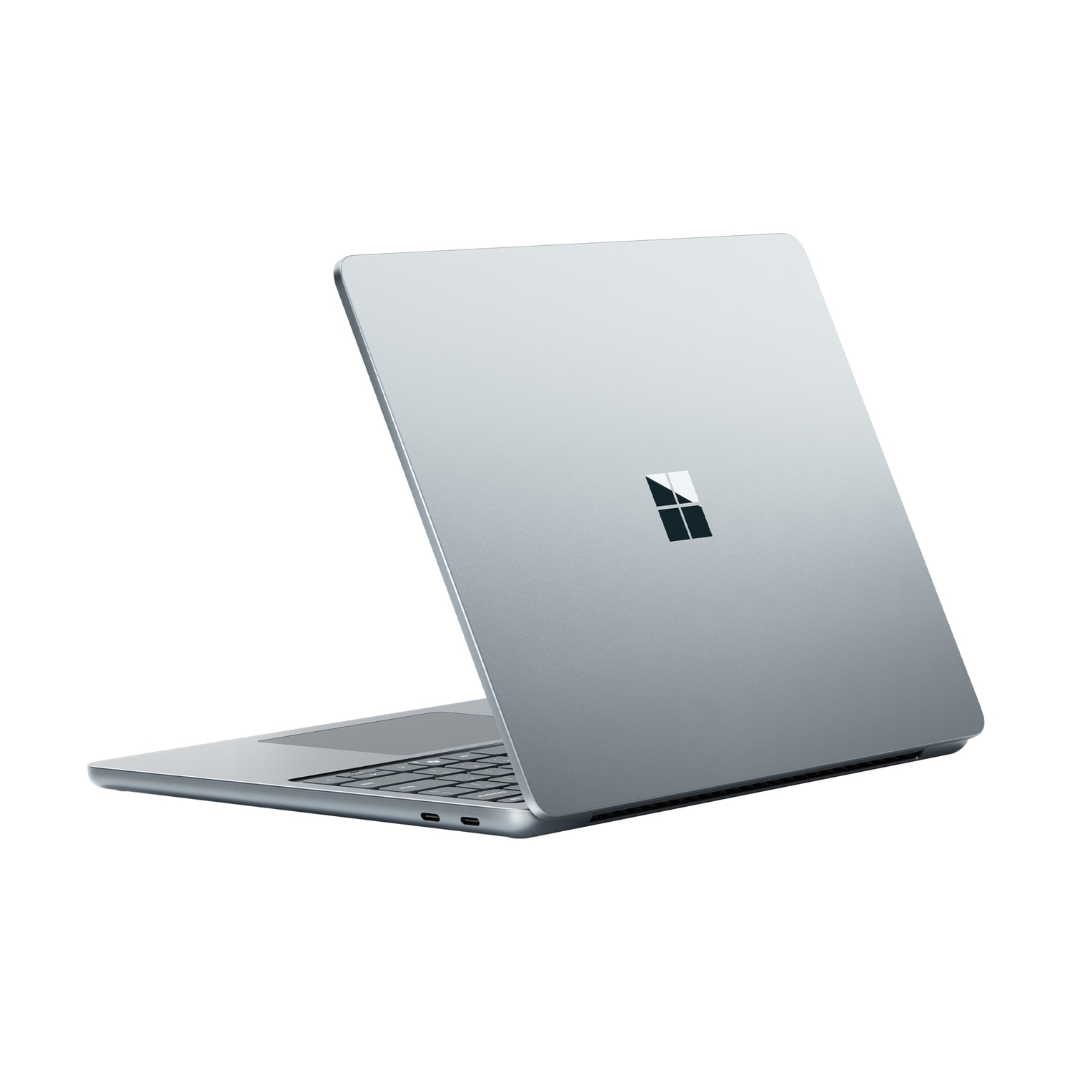 Un laptop argento, aperto ad angolo, su sfondo bianco, logo Microsoft visibile.
