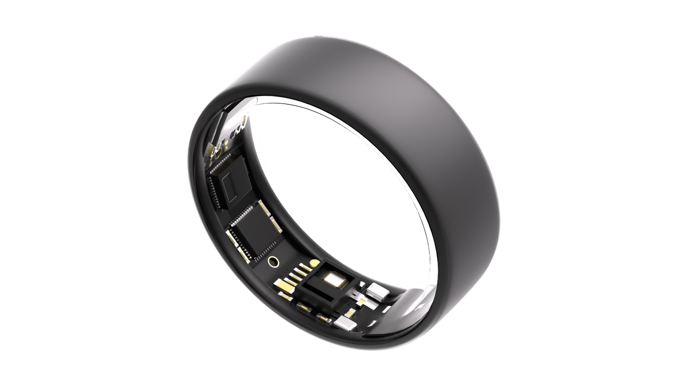 Czarny smart ring, pokazujący komponenty wewnętrzne, na czarnym tle.