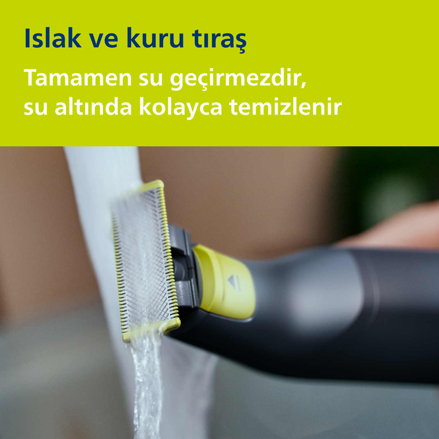 Üzerinden su akan bir elektrikli tıraş makinesi başlığı.