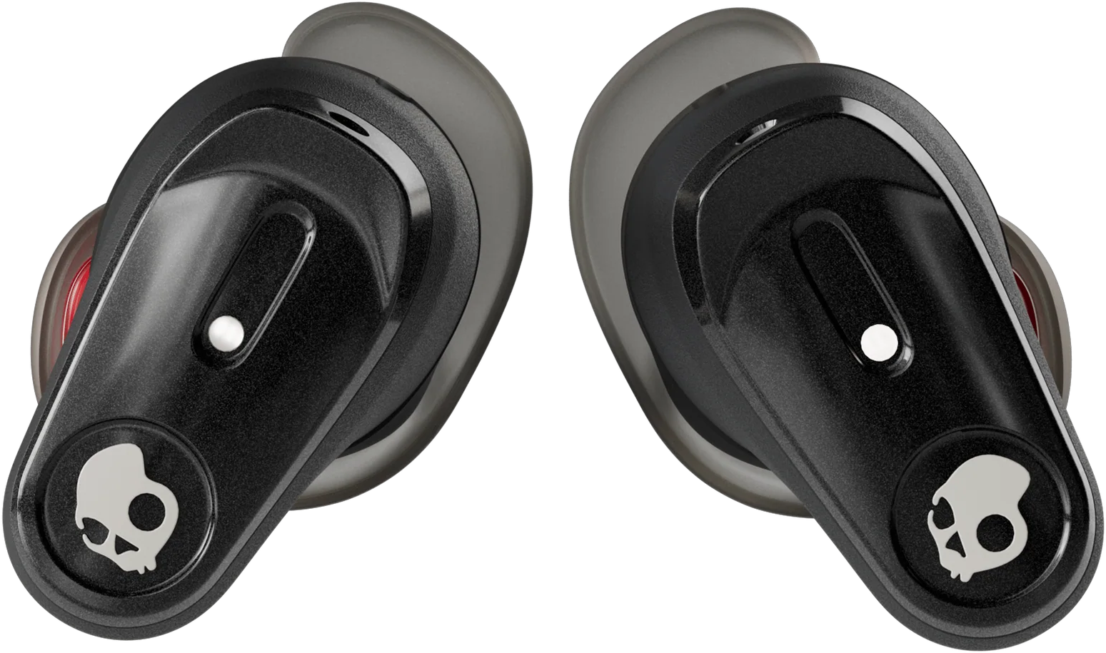Nahaufnahme von zwei schwarzen Ohrhörern mit Skullcandy-Logo. Die Ohrhörer haben graue Spitzen.