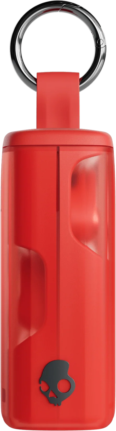 Rotes Ohrhörer-Etui mit Totenkopf-Logo und Schlüsselring, isoliert auf Schwarz.