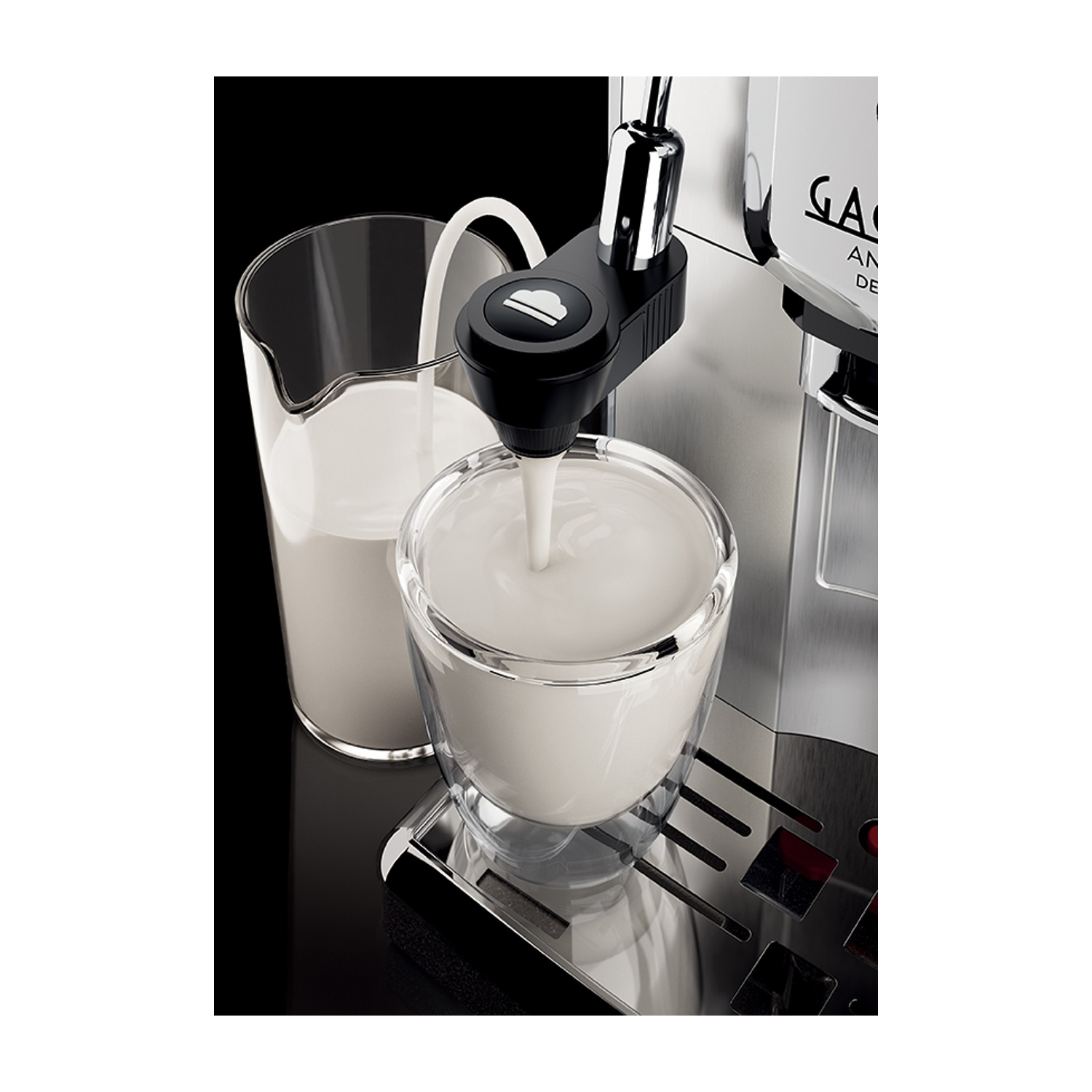 Primo piano di una macchina da caffè che eroga latte in un bicchiere. Una brocca bianca è accanto.