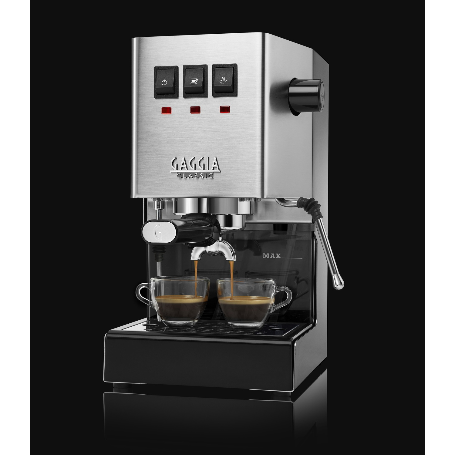 Macchina da caffè argentata con due tazze che si riempiono di caffè. Il logo Gaggia Classic è visibile.