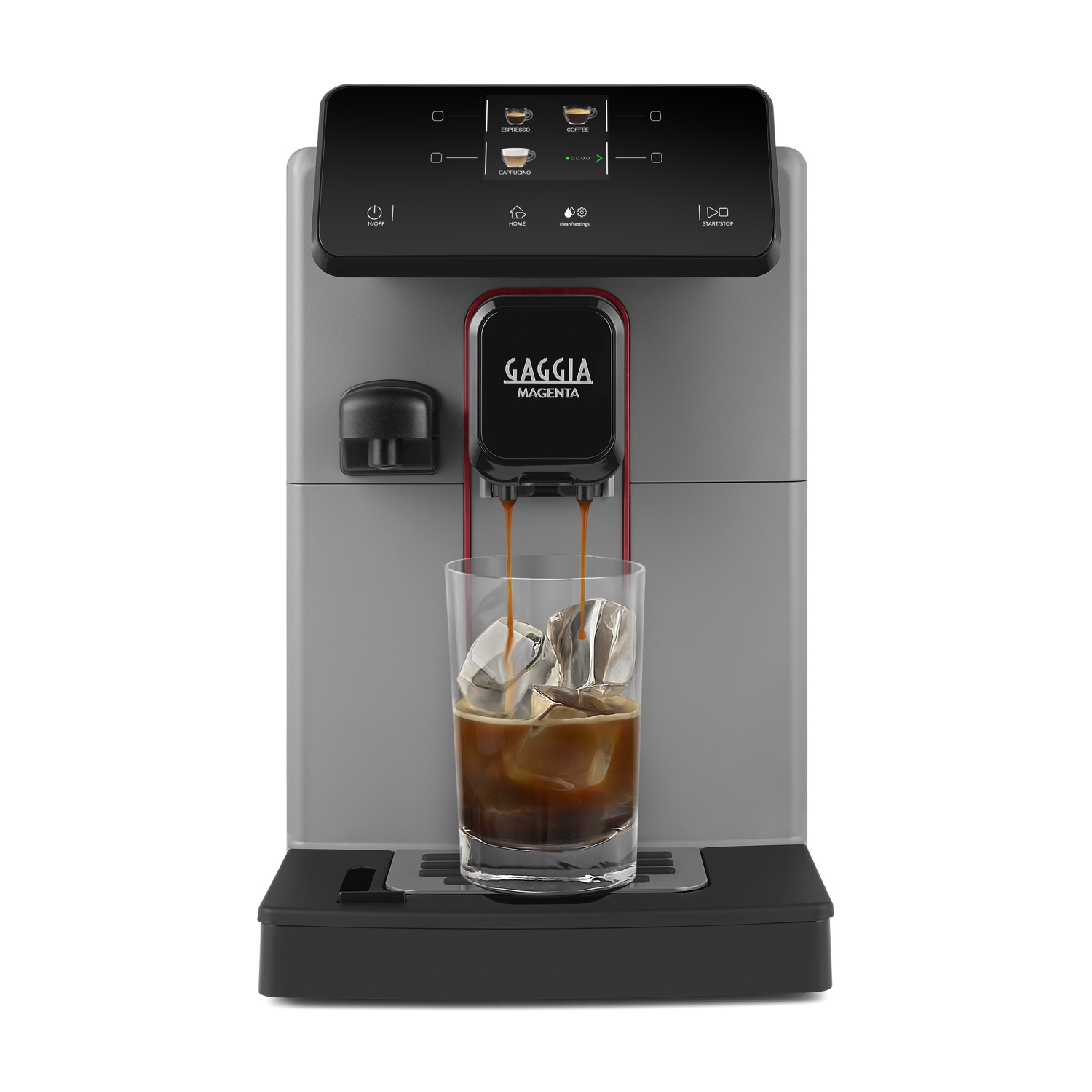 Macchina da caffè che eroga caffè in un bicchiere con cubetti di ghiaccio.