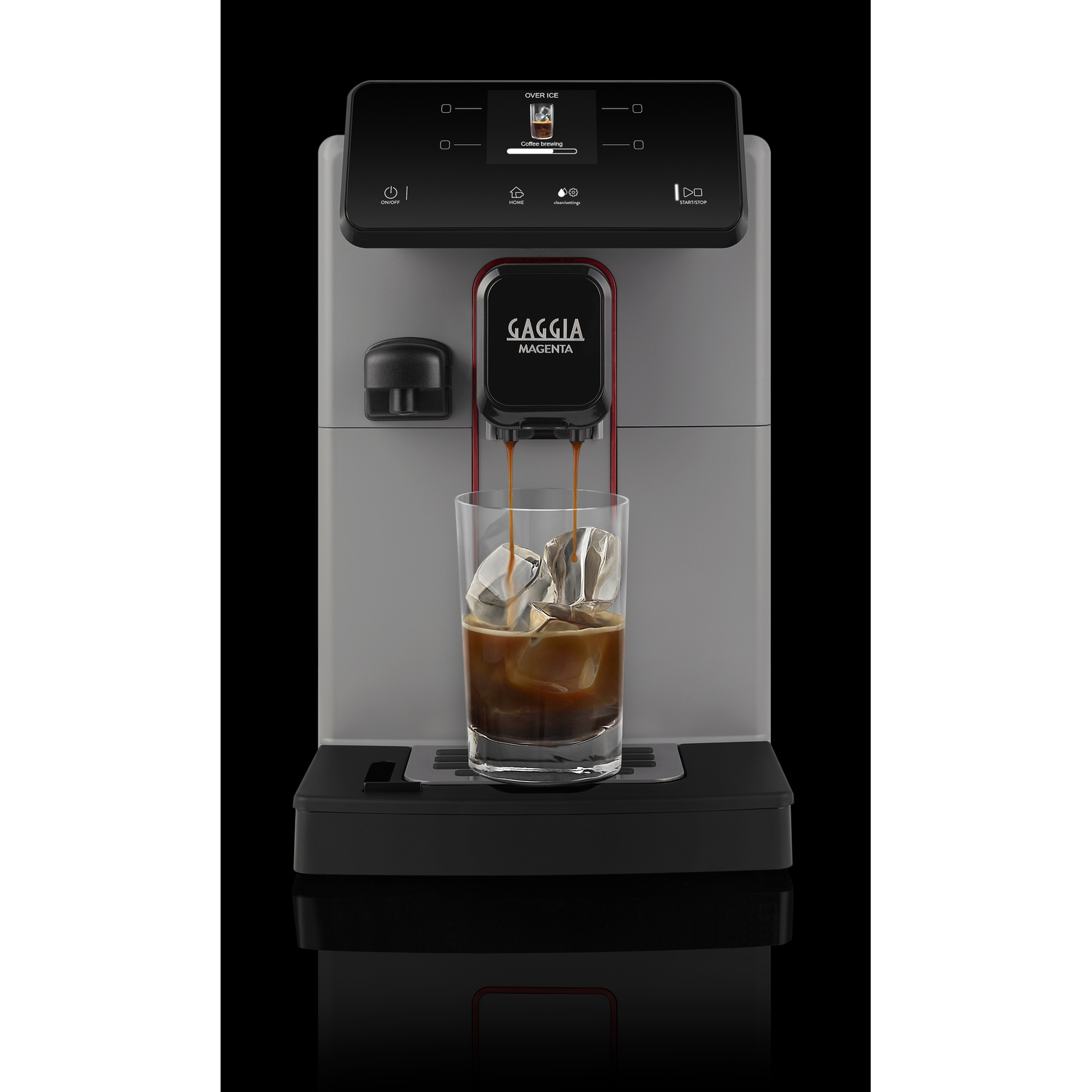 Macchina da caffè che prepara caffè freddo in un bicchiere con cubetti di ghiaccio.