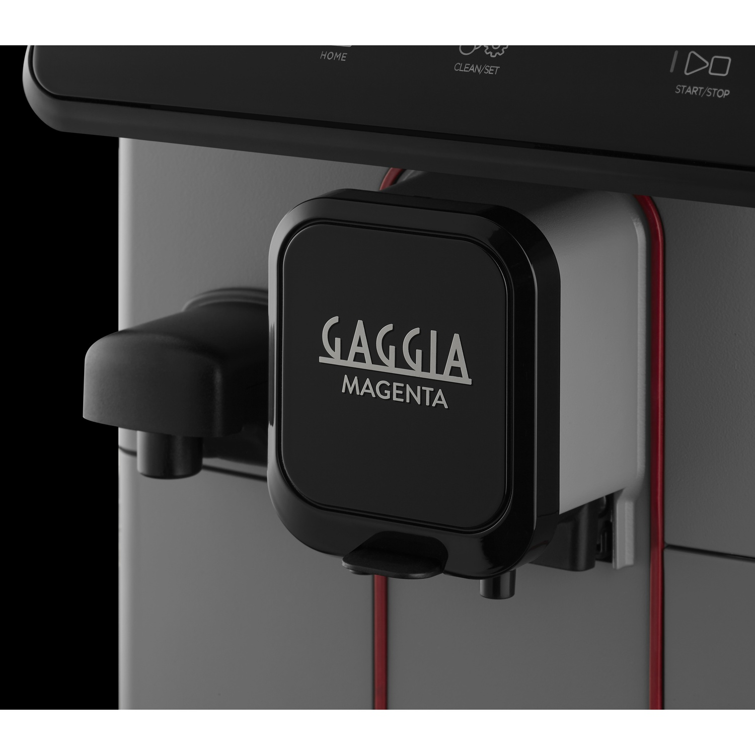 Primo piano di un pannello nero con il logo Gaggia Magenta su una macchina da caffè.