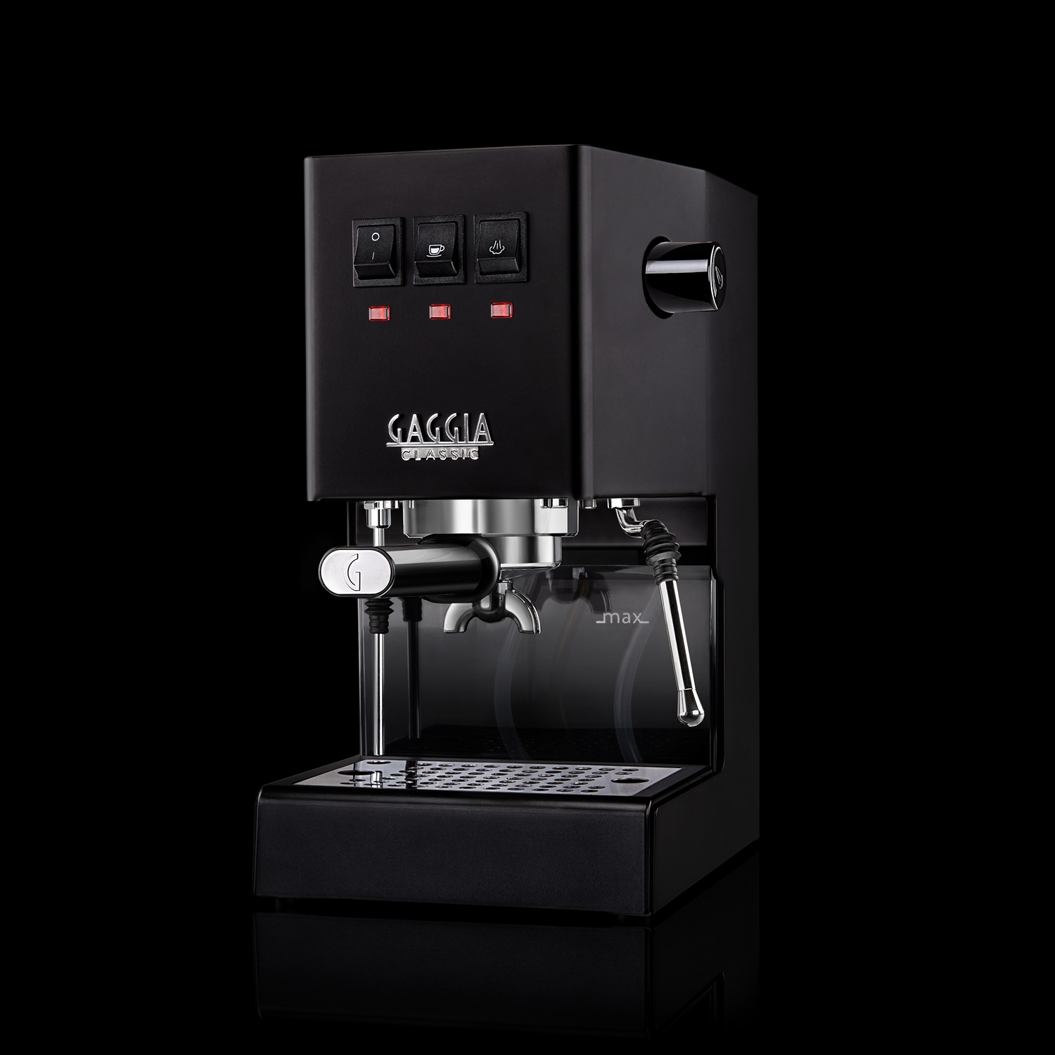 Macchina per espresso Gaggia Classic nera, vista frontale, isolata su sfondo nero.