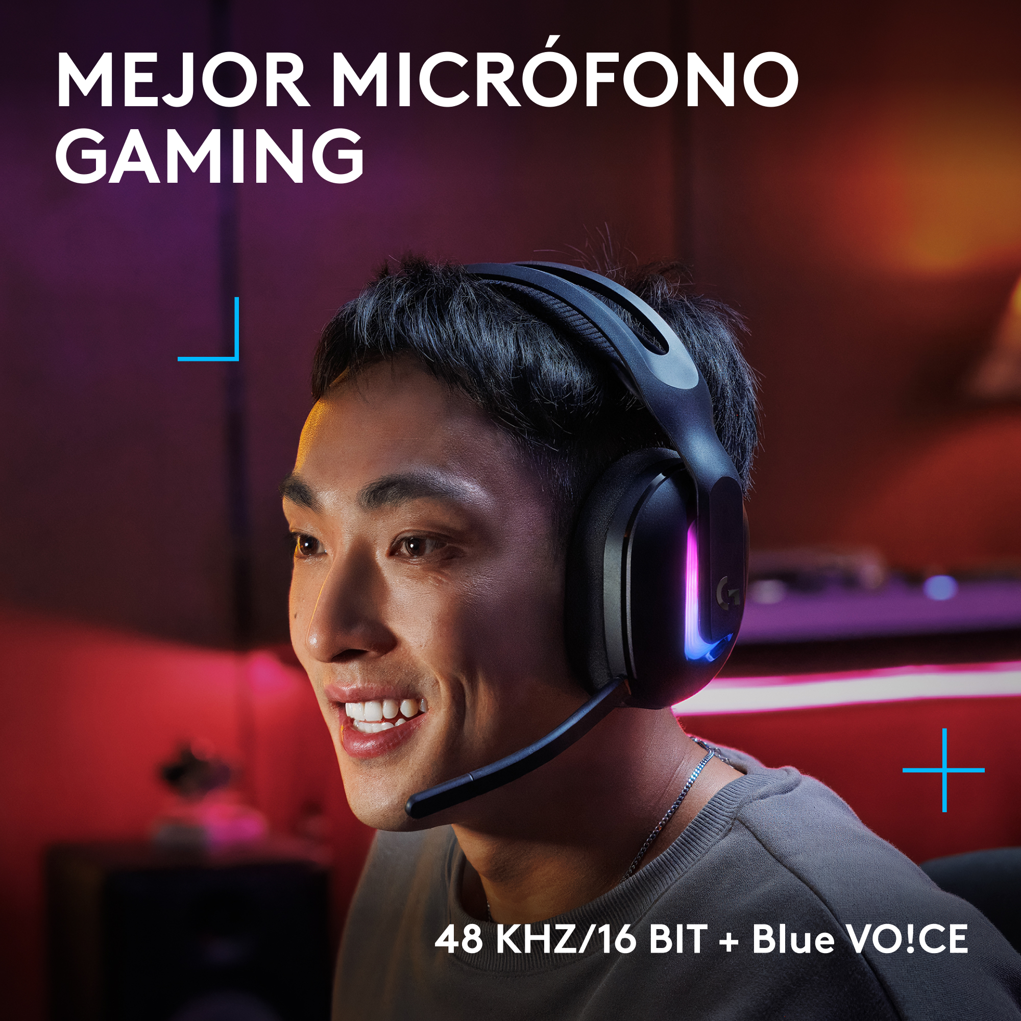 Hombre sonriendo, usando auriculares con micrófono de brazo.