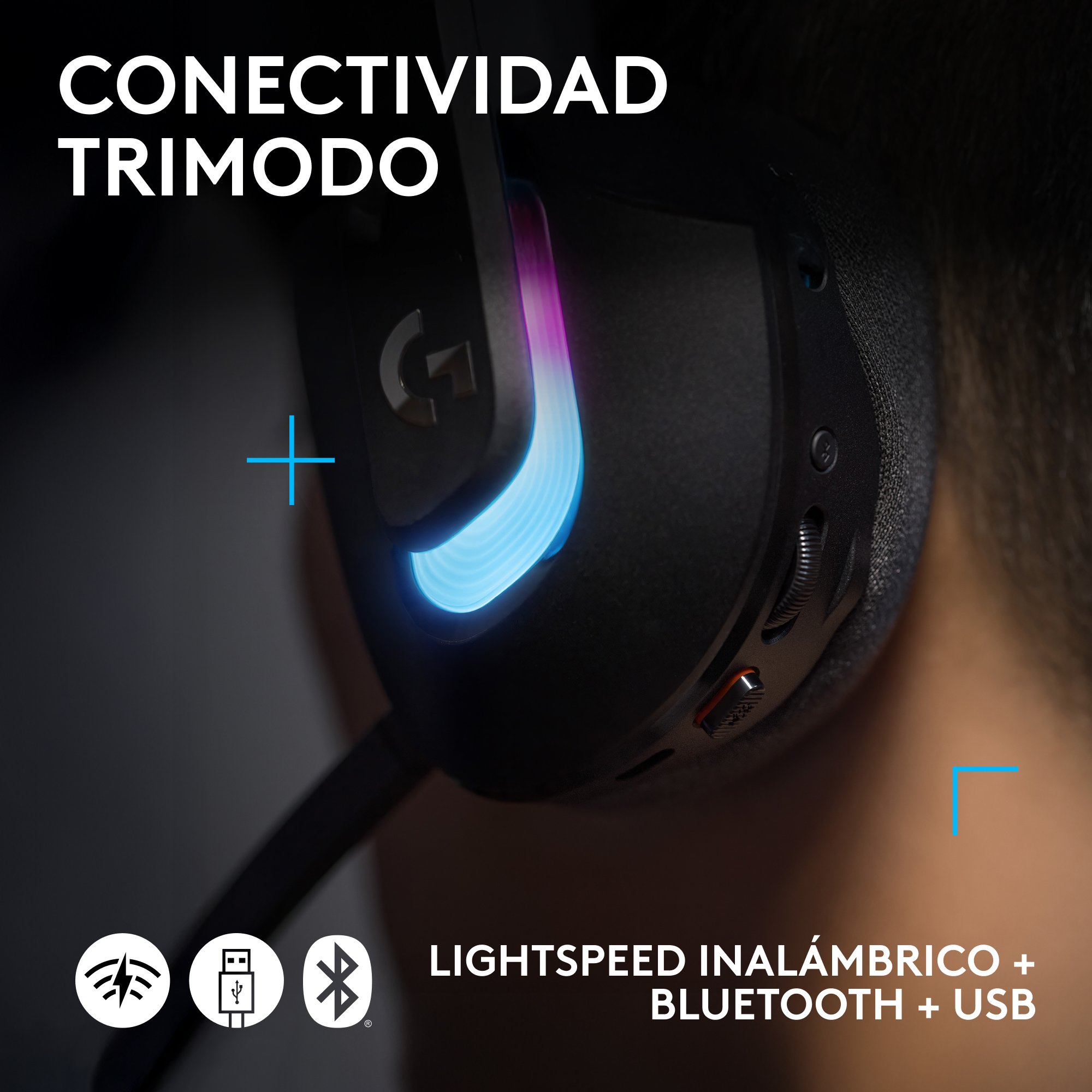 Hombre con auriculares, usando teclado y ratón.