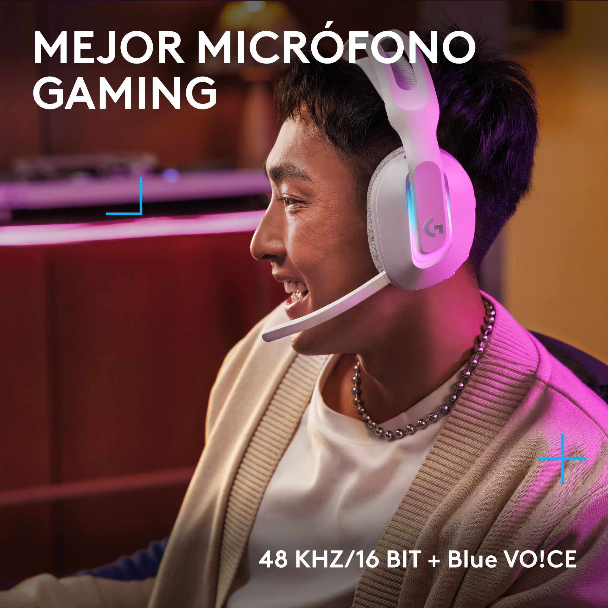 Hombre con auriculares blancos, sonriendo mientras juega.