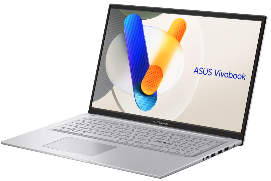 Ezüst laptop szögben nyitva, absztrakt dizájnt mutatva a képernyőjén.