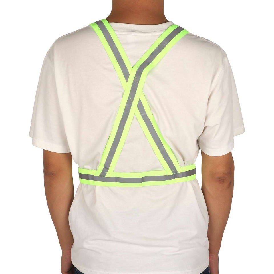 Espalda de una persona con un chaleco de seguridad neón con rayas reflectantes y broches.
