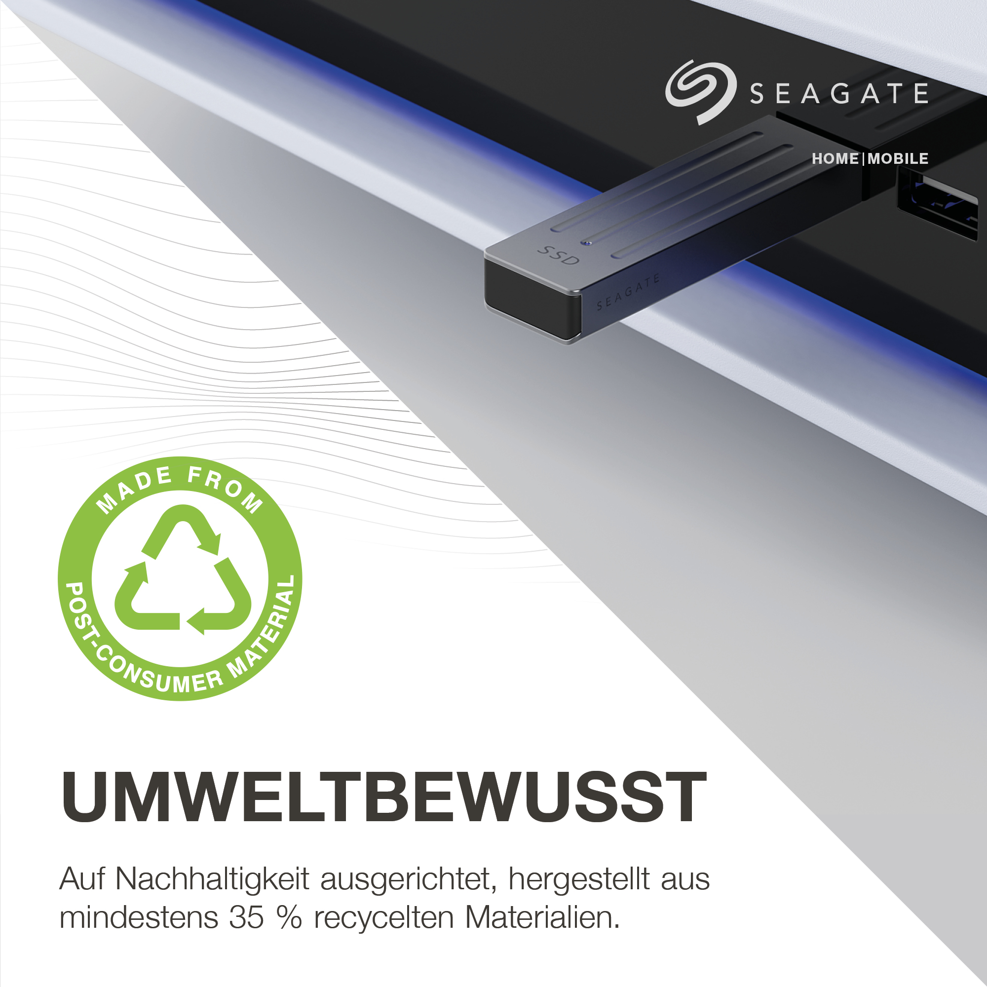 SSD in ein Gerät gesteckt. Grünes Recycling-Logo und Text. Weißer Hintergrund.