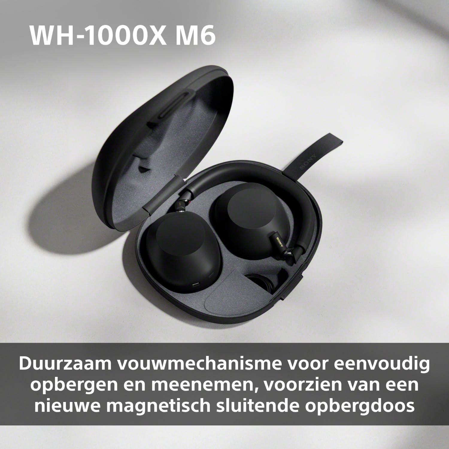 Zwarte koptelefoon in zwarte hoes. Tekst: Gemakkelijk opbergen, nieuwe magnetische case.