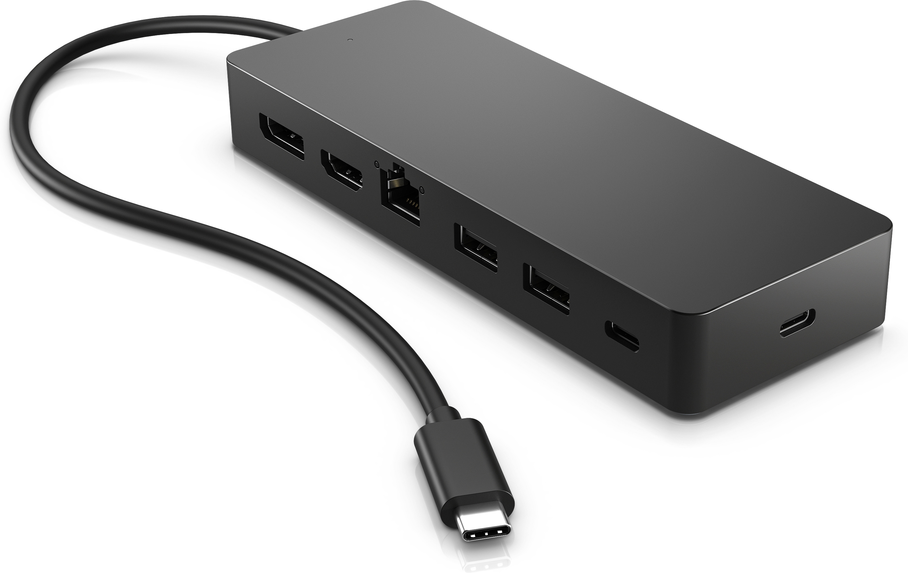 Schwarzer Hub mit mehreren Anschlüssen, verbunden mit einem USB-C-Kabel, auf weißer Oberfläche.