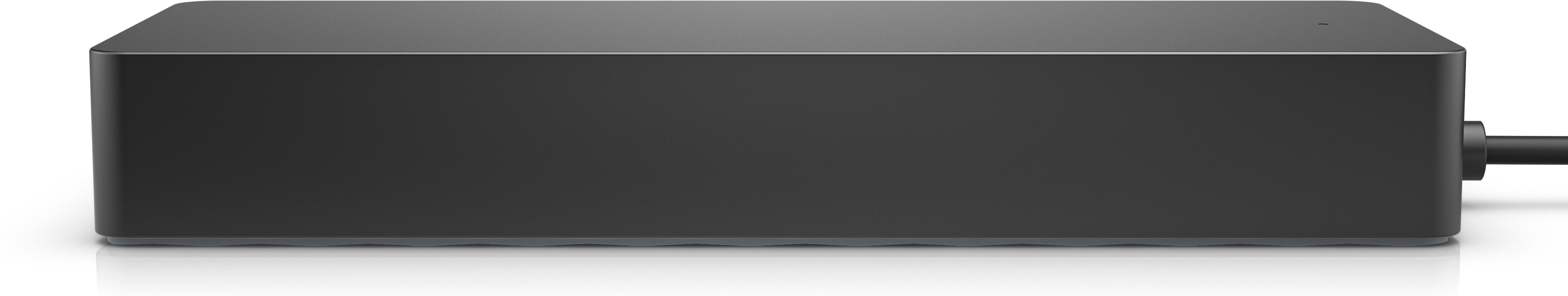 Schwarzer Hub, Seitenansicht. USB-C-Anschluss und Kabel sichtbar. Weißer Hintergrund.
