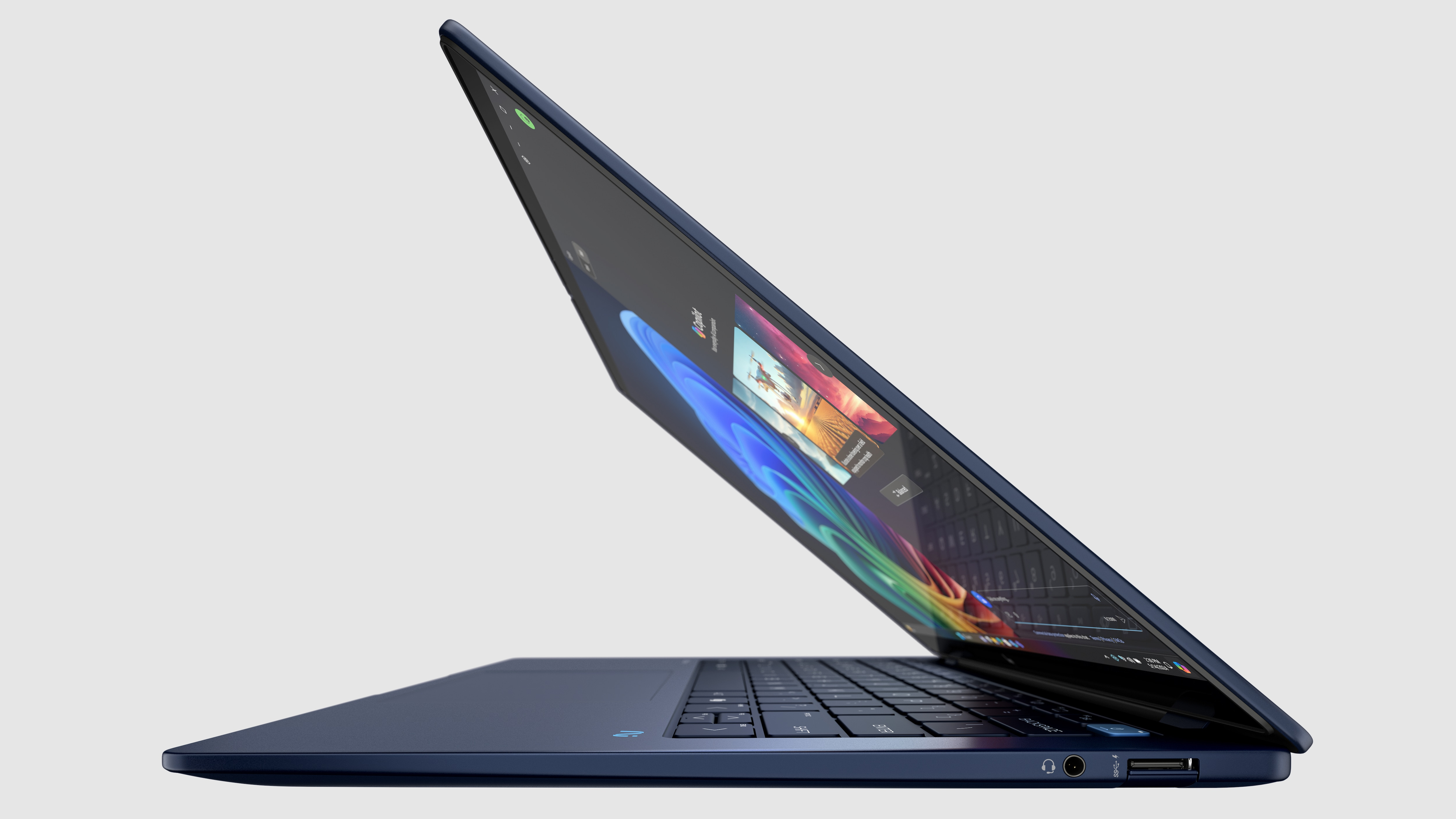 Blauer Laptop, Seitenansicht, Bildschirm geöffnet. Weißer Hintergrund.