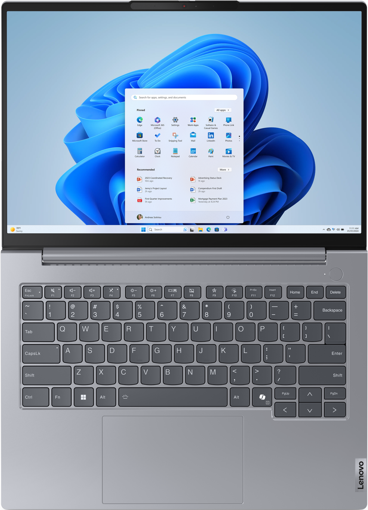Ein silberner Laptop mit Windows 11 Oberfläche, Draufsicht.