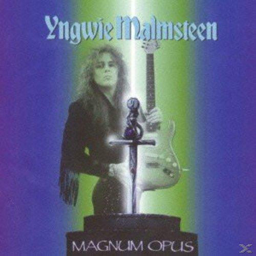 CD borító: Gitárral és karddal rendelkező férfi. A szöveg tartalmazza a 'Yngwie Malmsteen' és a 'Magnum Opus' szöveget.