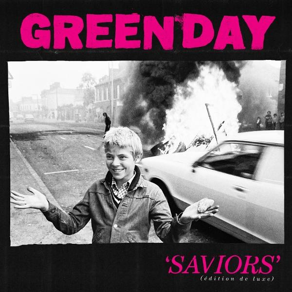 Green Day Albumcover. Lachender Junge vor brennendem Auto, 'SAVIORS' in Pink, schwarzer Hintergrund.